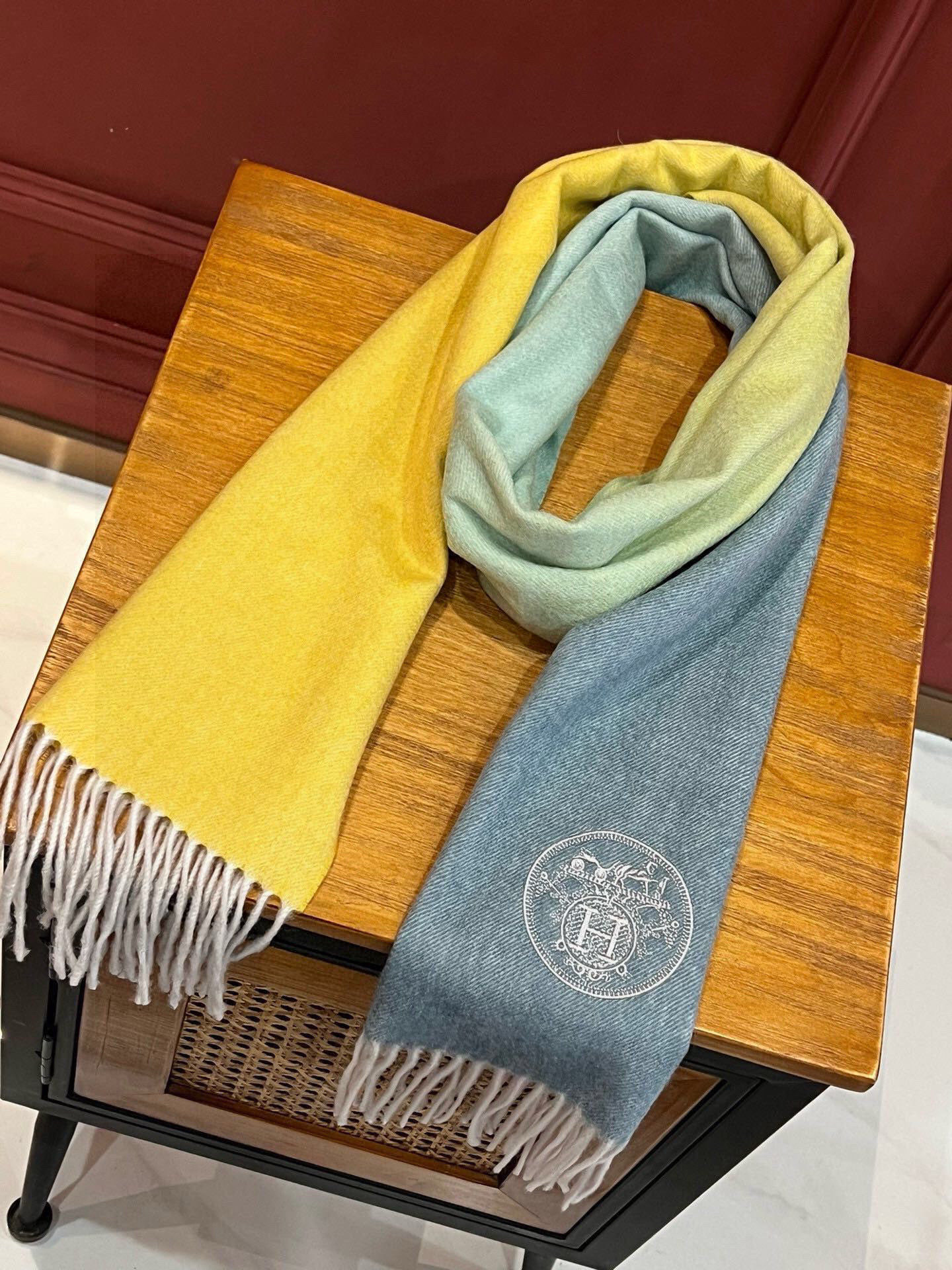 ✨✨太美了😍 爱马仕 美到要尖叫😱专柜最新款🎊英伦欧美范儿「多色渐变」又是一款即时尚又实用的大围巾&长巾