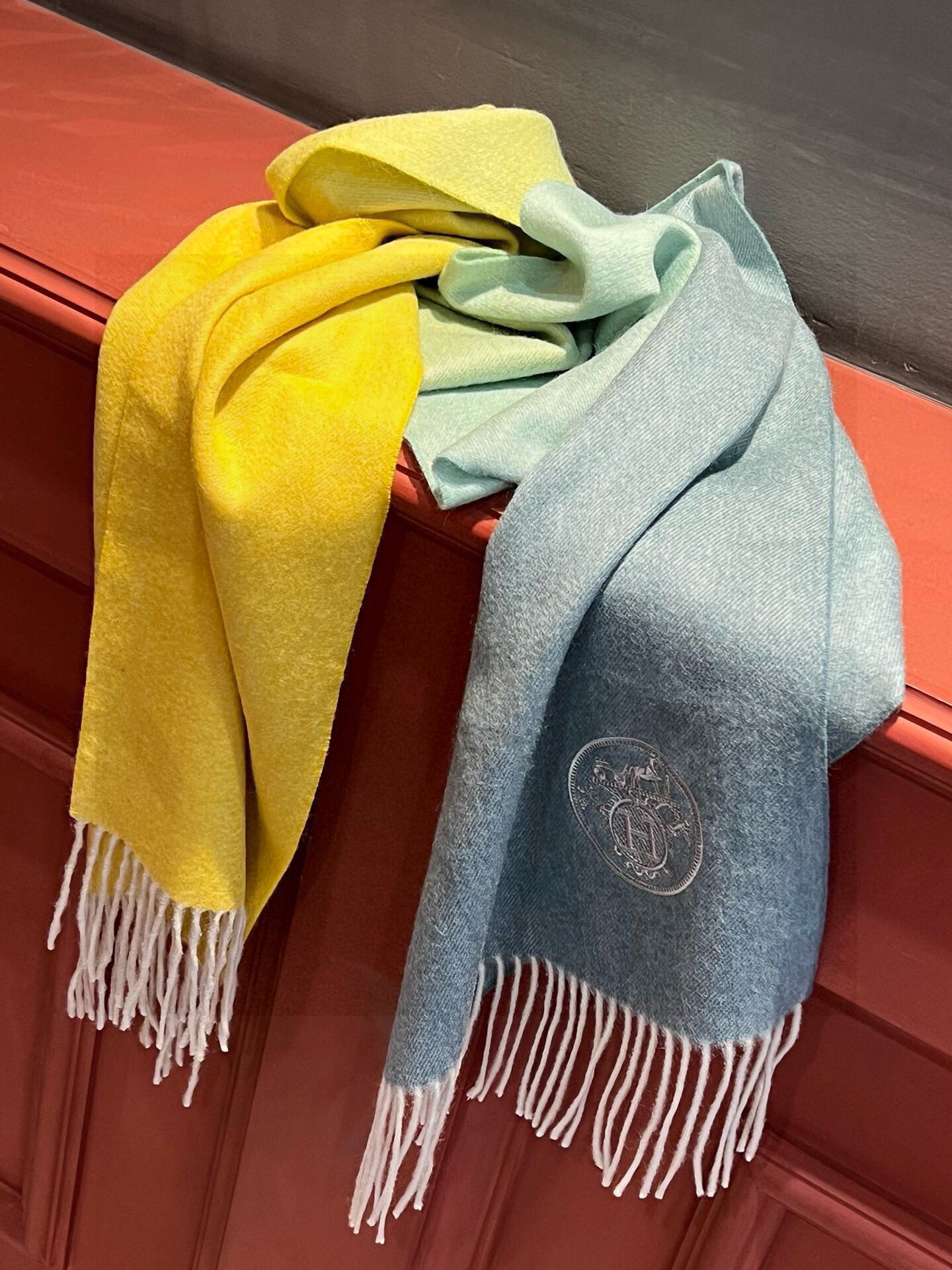 ✨✨太美了😍 爱马仕 美到要尖叫😱专柜最新款🎊英伦欧美范儿「多色渐变」又是一款即时尚又实用的大围巾&长巾