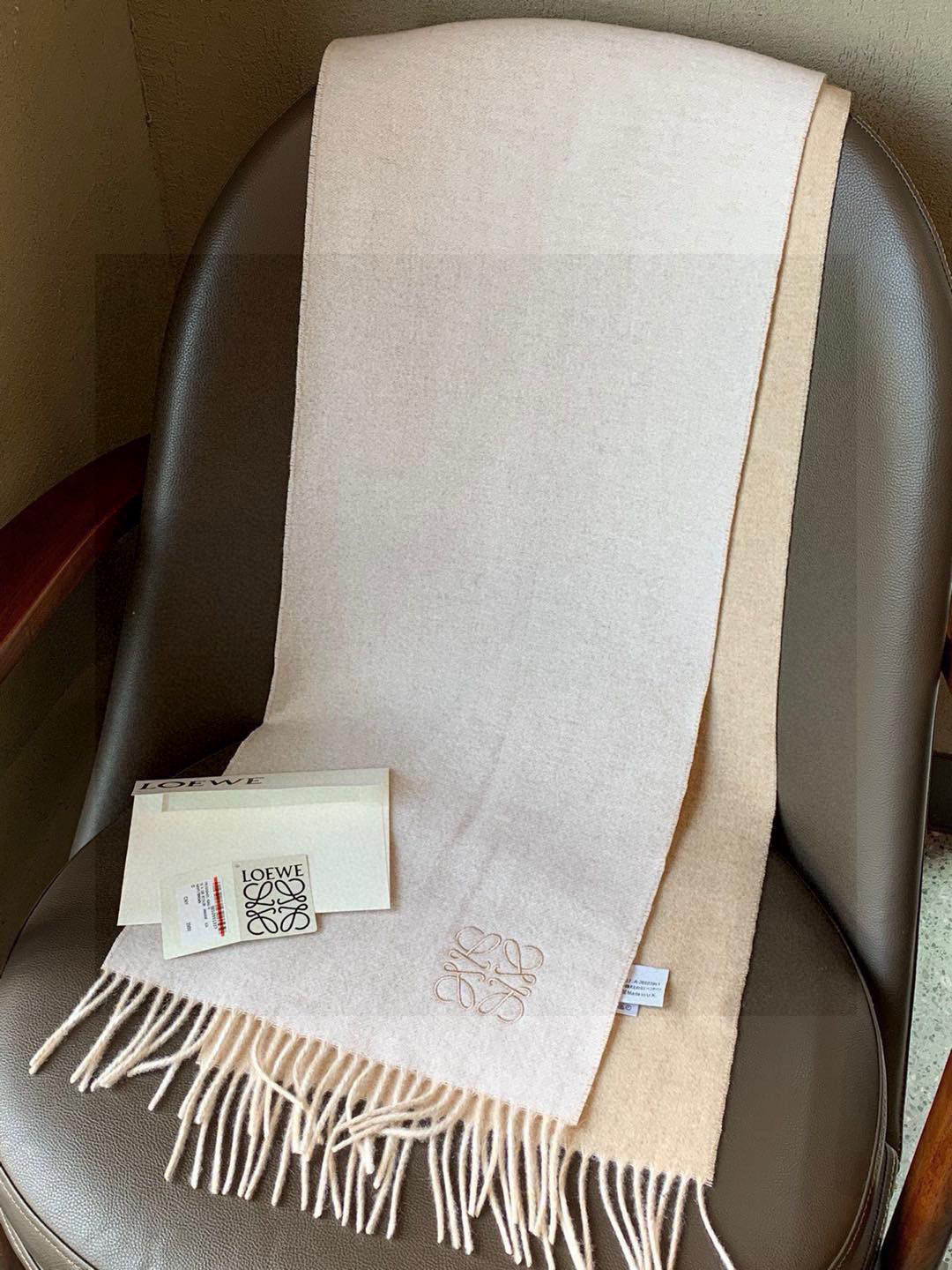 没见过吧，很少有人在柜里见过这条围巾😳当时发售的时候内地给的就特别少，原版是客户在日本中古店买到的❗所以