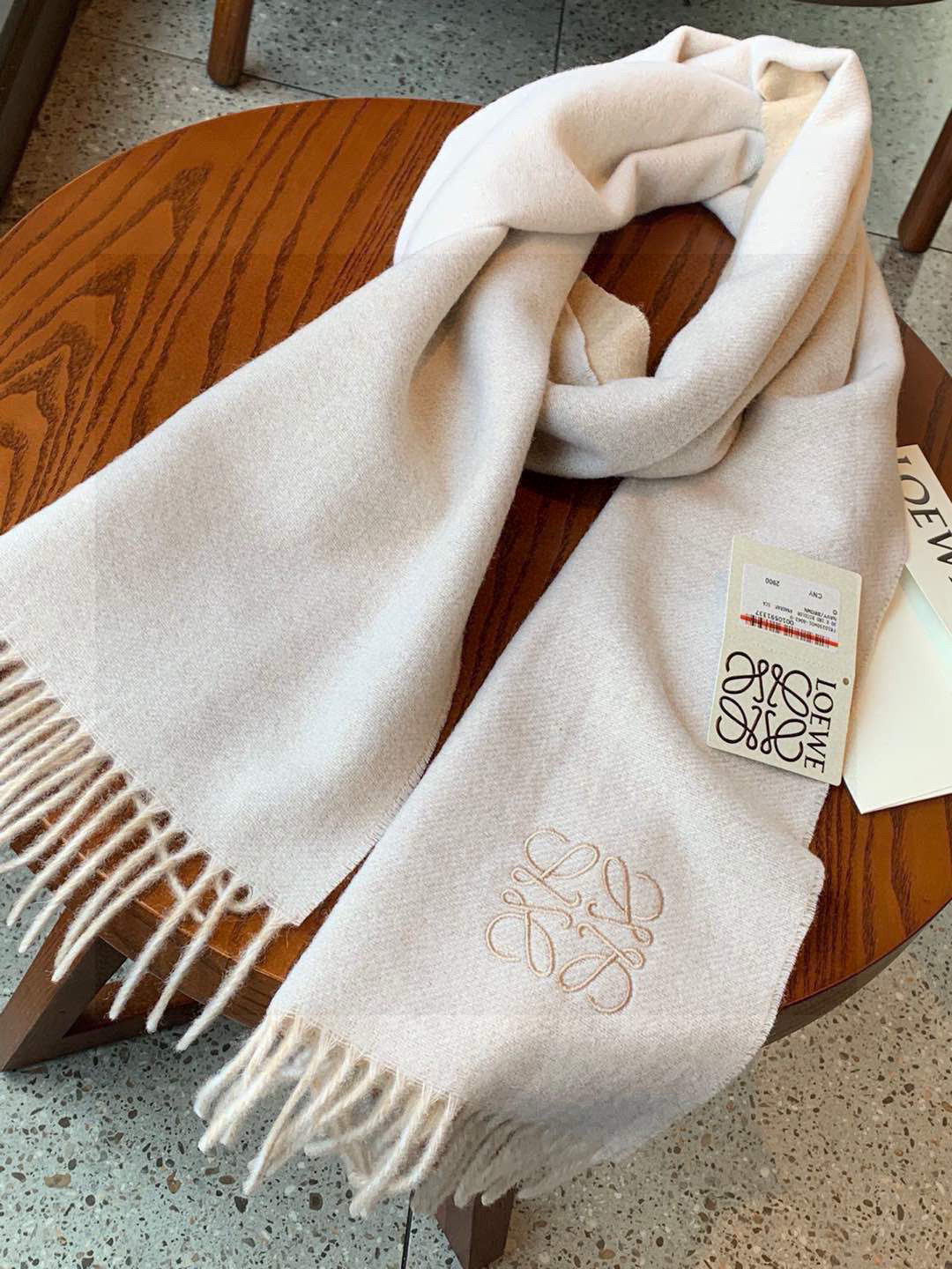 没见过吧，很少有人在柜里见过这条围巾😳当时发售的时候内地给的就特别少，原版是客户在日本中古店买到的❗所以