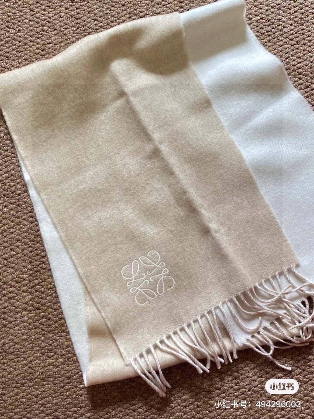 没见过吧，很少有人在柜里见过这条围巾😳当时发售的时候内地给的就特别少，原版是客户在日本中古店买到的❗所以