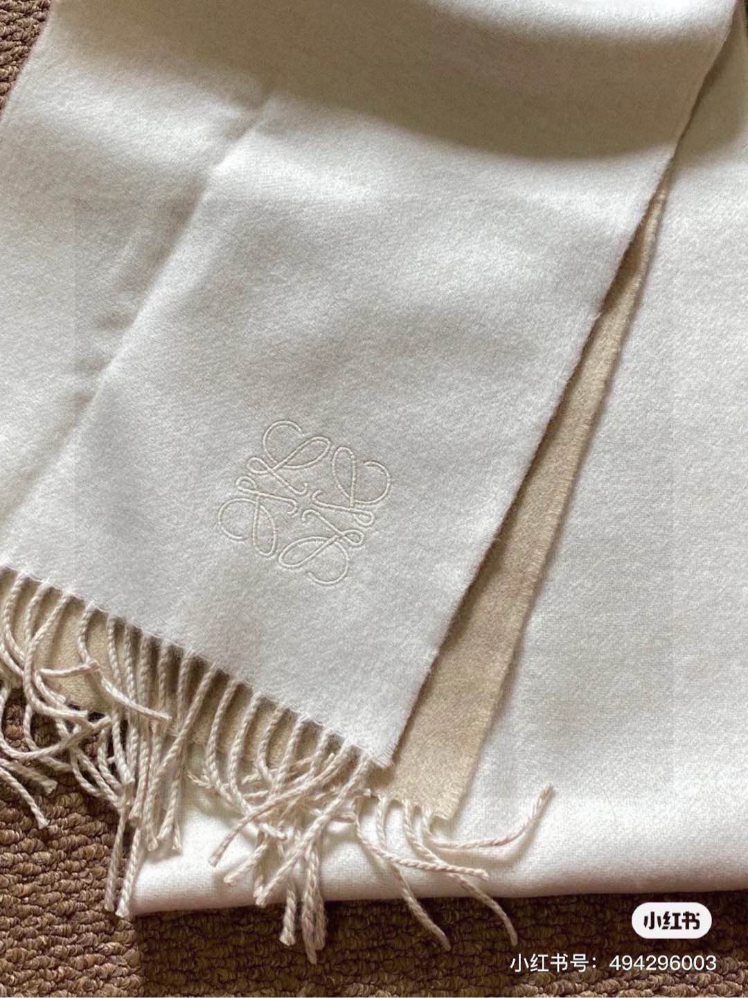 没见过吧，很少有人在柜里见过这条围巾😳当时发售的时候内地给的就特别少，原版是客户在日本中古店买到的❗所以