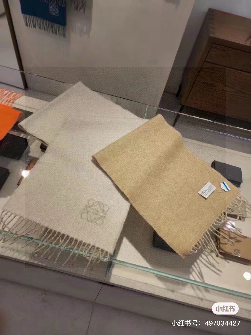 没见过吧，很少有人在柜里见过这条围巾😳当时发售的时候内地给的就特别少，原版是客户在日本中古店买到的❗所以