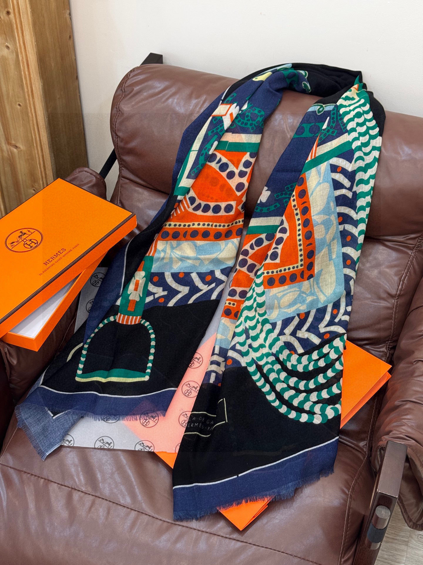 专柜同步 Hermes家买了都说好看【马鞍羊绒长巾】‼️推荐💕顶级工艺超值‼️爱马仕专柜爆款🎁🎁羊绒长巾