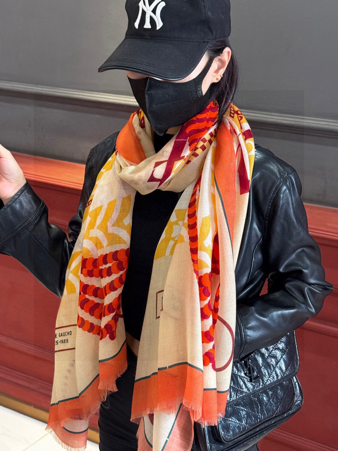 NO:581465,Counter synchronization. Hermes bought it and everyone said it looked good [Saddle Cashmere Long Scarf] Recommended top craftsmanship, great value, Hermès counter popular cashmere long scarf, three-dimensional presentation of patterns and textures, extremely high-grade special craftsmanship, high-end research and development, stunning advent, special cutting-edge craftsmanship, loved by Bai Fumei. Whether it is quality, style or price, they scream for big brands. Super cost-effective, definitely worth buying size 100*200 high version scarf, high version scarf, hermes, hermes19860909专柜同步 Hermes家买了都说好看【马鞍羊绒长巾】推荐顶级工艺超值爱马仕专柜爆款羊绒长巾立体呈现图案纹路实物档次极高特殊工艺高端研发惊艳问世特殊尖端工艺处理受到白富美的喜欢 无论是品质 款式 价格都令大牌控的她们尖叫 超高性价比 绝对值得入手尺寸100*200高版本围巾,高版本围巾,hermes,hermes,scarf