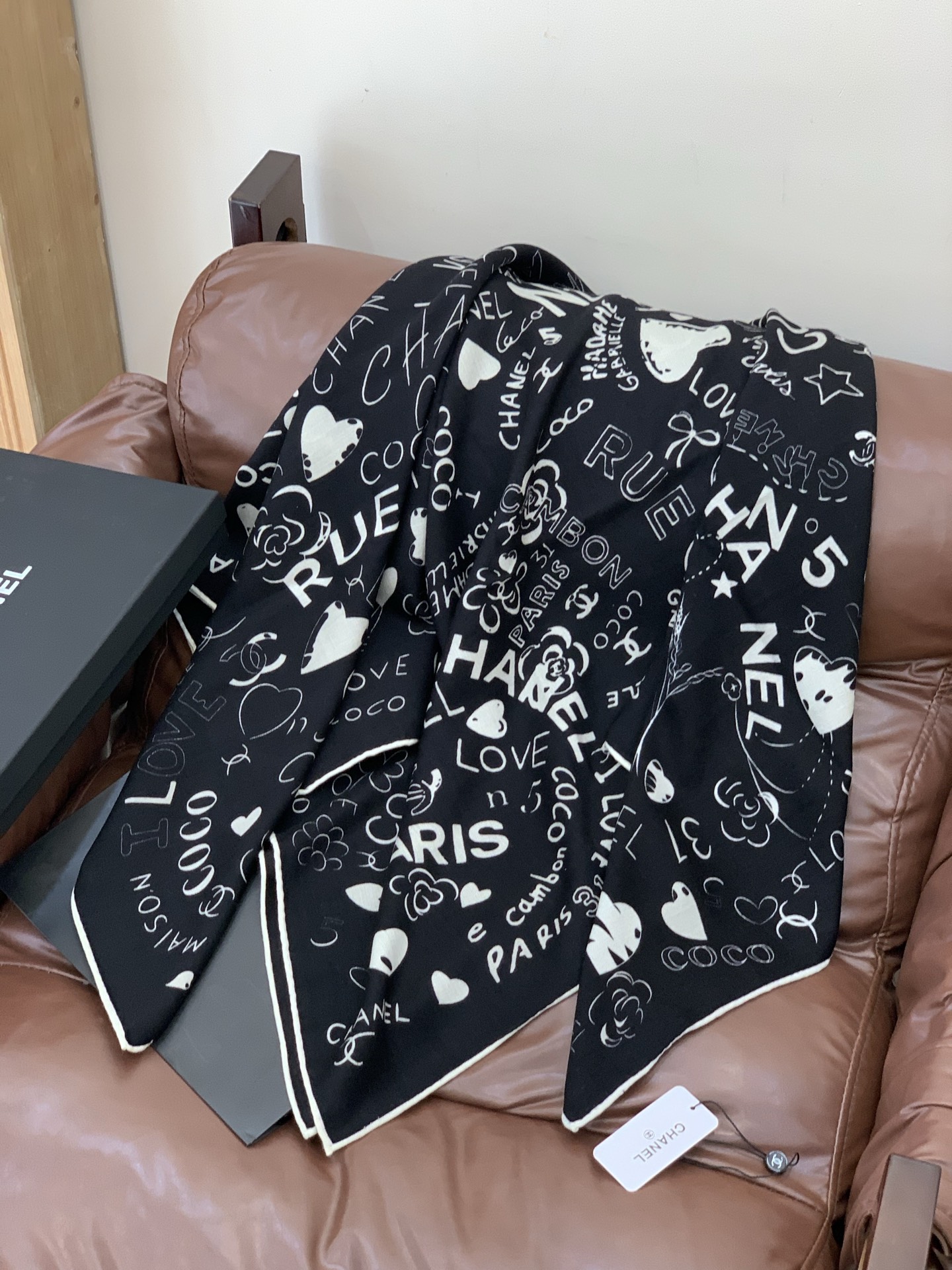 2025秋冬高级成衣系列～Chanel 【140双面同色丝绒披肩】此系列谱写一曲自由轻灵的赞歌本系列作品