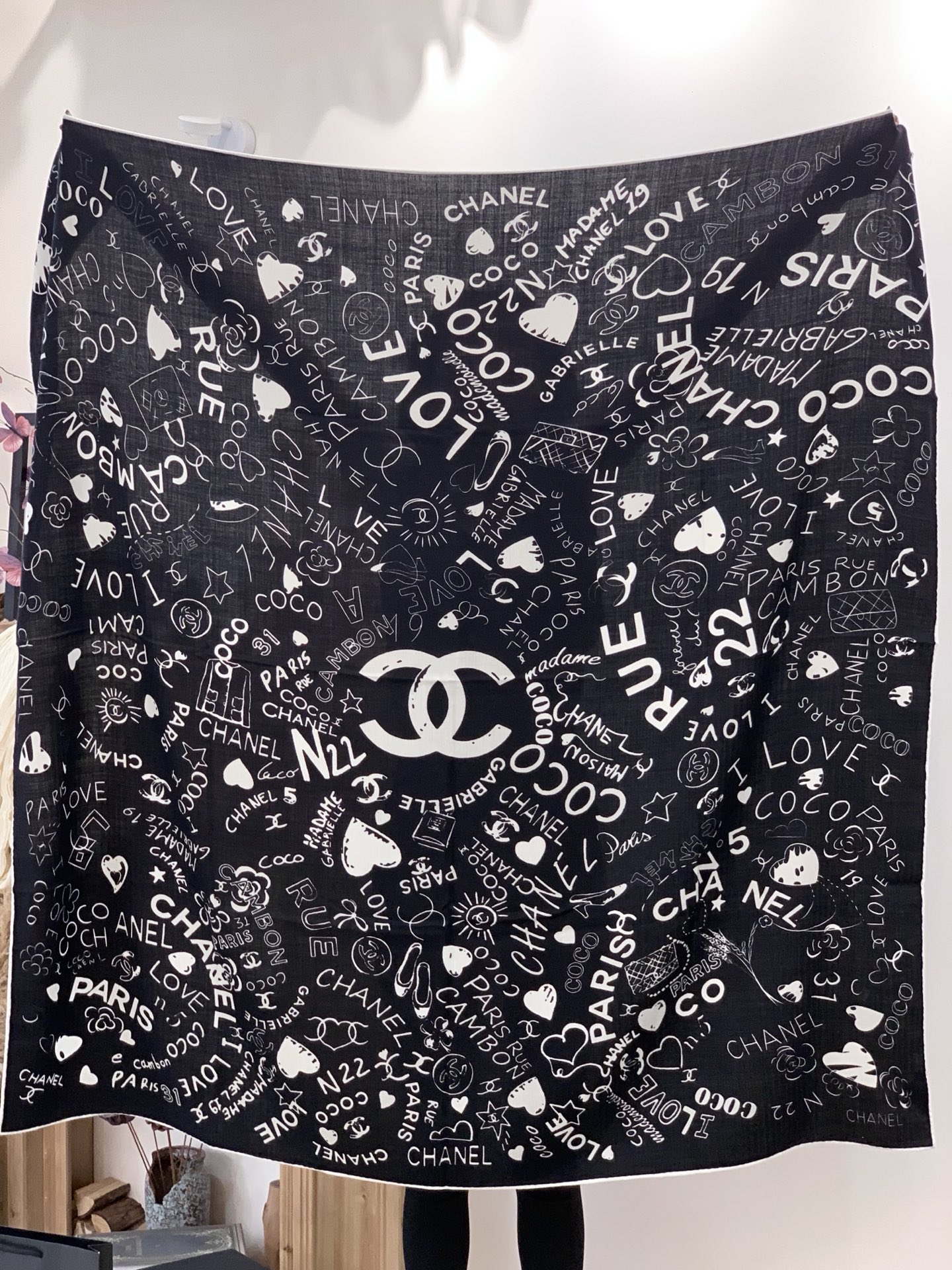 2025秋冬高级成衣系列～Chanel 【140双面同色丝绒披肩】此系列谱写一曲自由轻灵的赞歌本系列作品