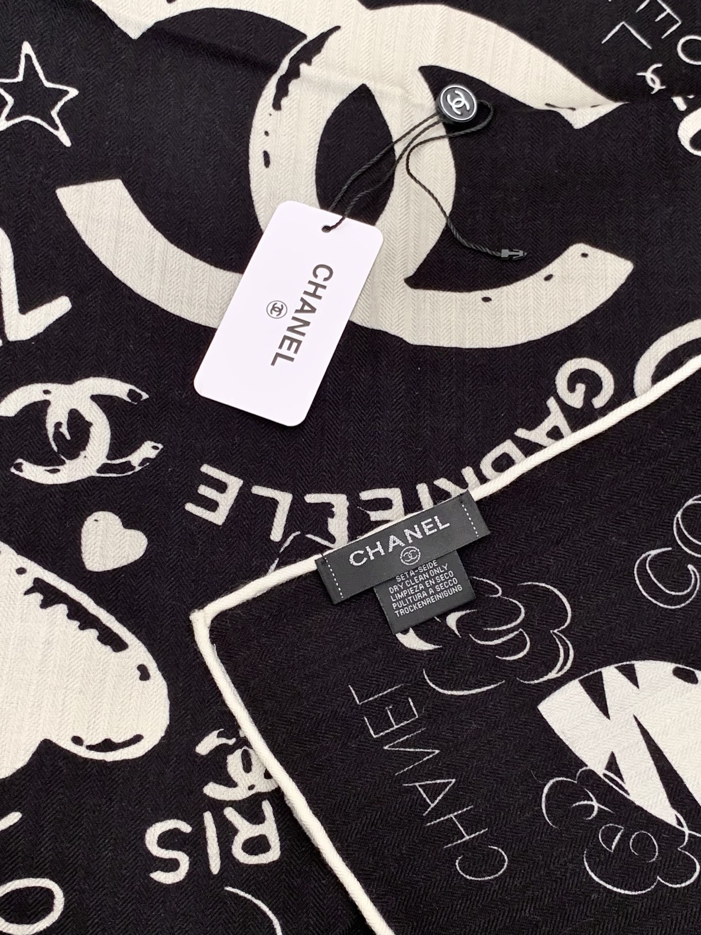 2025秋冬高级成衣系列～Chanel 【140双面同色丝绒披肩】此系列谱写一曲自由轻灵的赞歌本系列作品