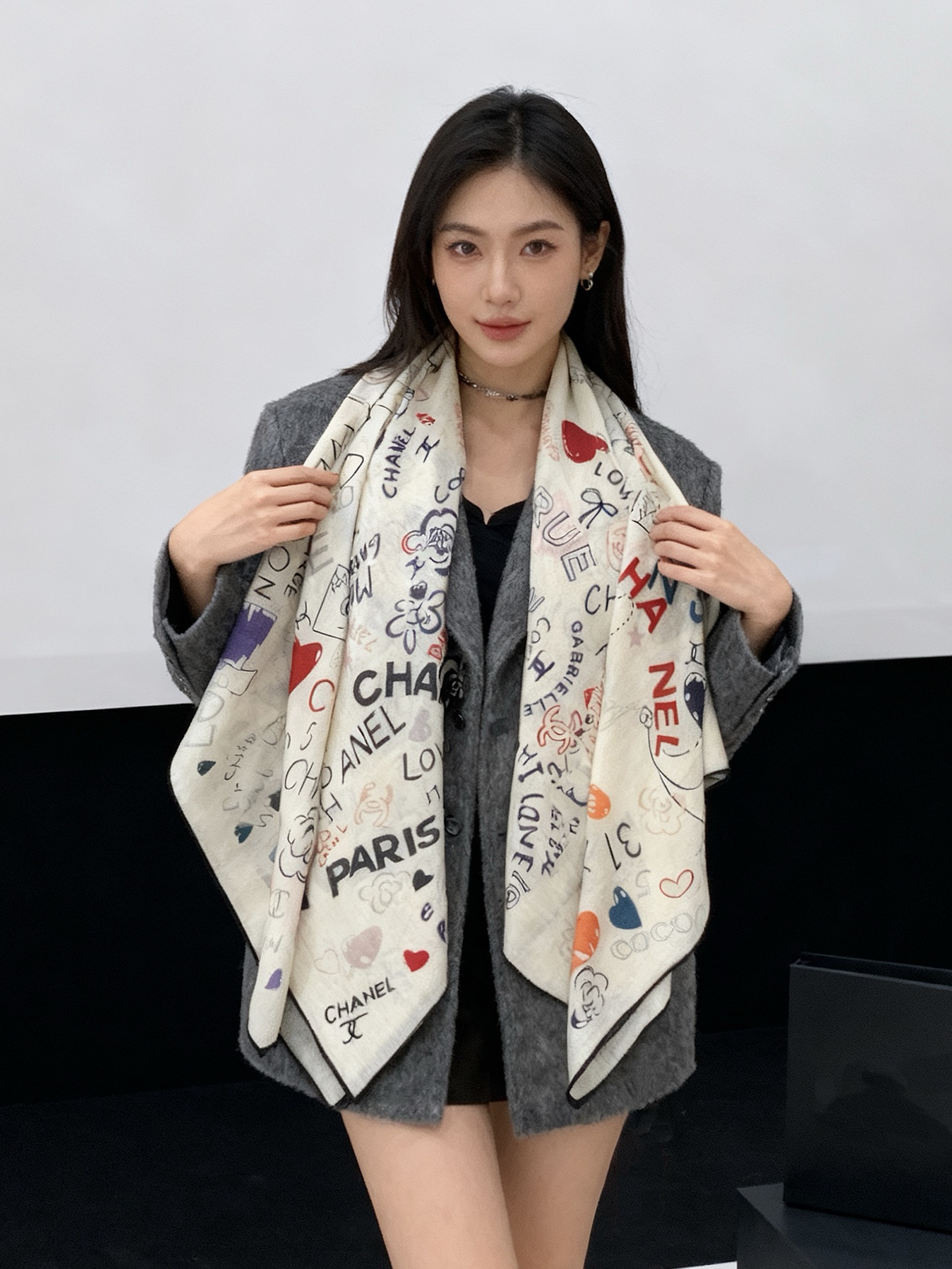 NO:581498,2025 Autumn and Winter haute couture collection ~ Chanel [140 double-sided velvet shawls of the same color] This series composes a hymn of freedom and lightness. This series of works innovatively interprets the brand's style symbols, showing unrestrained confidence and charm. Elegant and romantic style design. Ingredients: 30% mulberry silk and 70% cashmere. Size 135*135cm. High version scarf, high version scarf, chanel, shawls198609092025秋冬高级成衣系列～Chanel【140双面同色丝绒披肩】 此系列谱写一曲自由轻灵的赞歌 本系列作品创新演绎品牌的风格符号 尽显无拘无束的自信魅力 优雅浪漫的风格设计 成份30桑蚕丝70羊绒 尺寸135*135cm 高版本围巾,高版本围巾,chanel,shawls,scarf