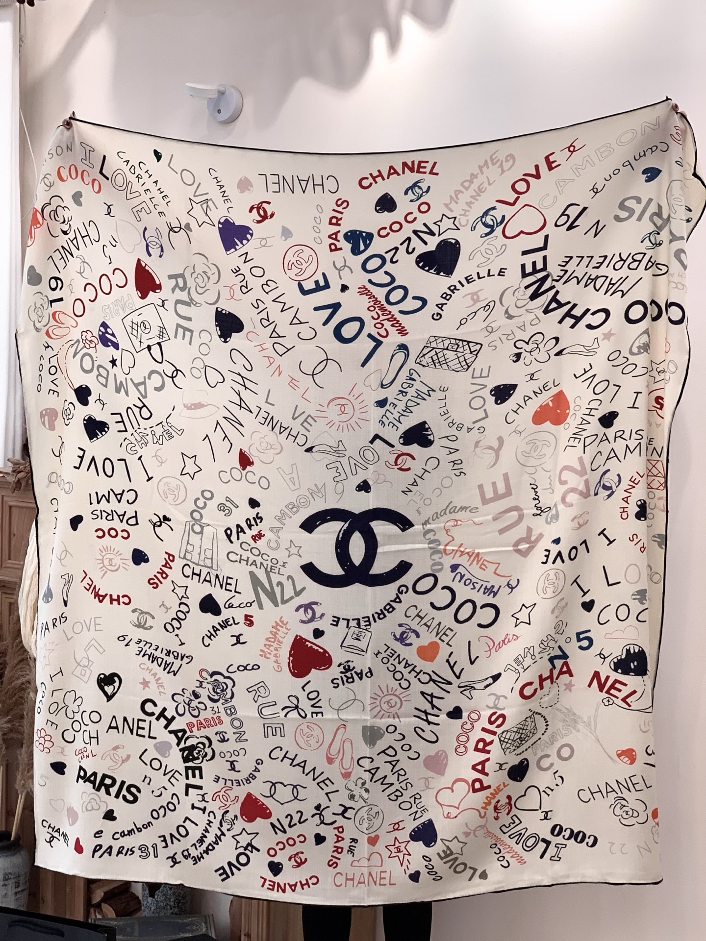 2025秋冬高级成衣系列～Chanel 【140双面同色丝绒披肩】此系列谱写一曲自由轻灵的赞歌本系列作品