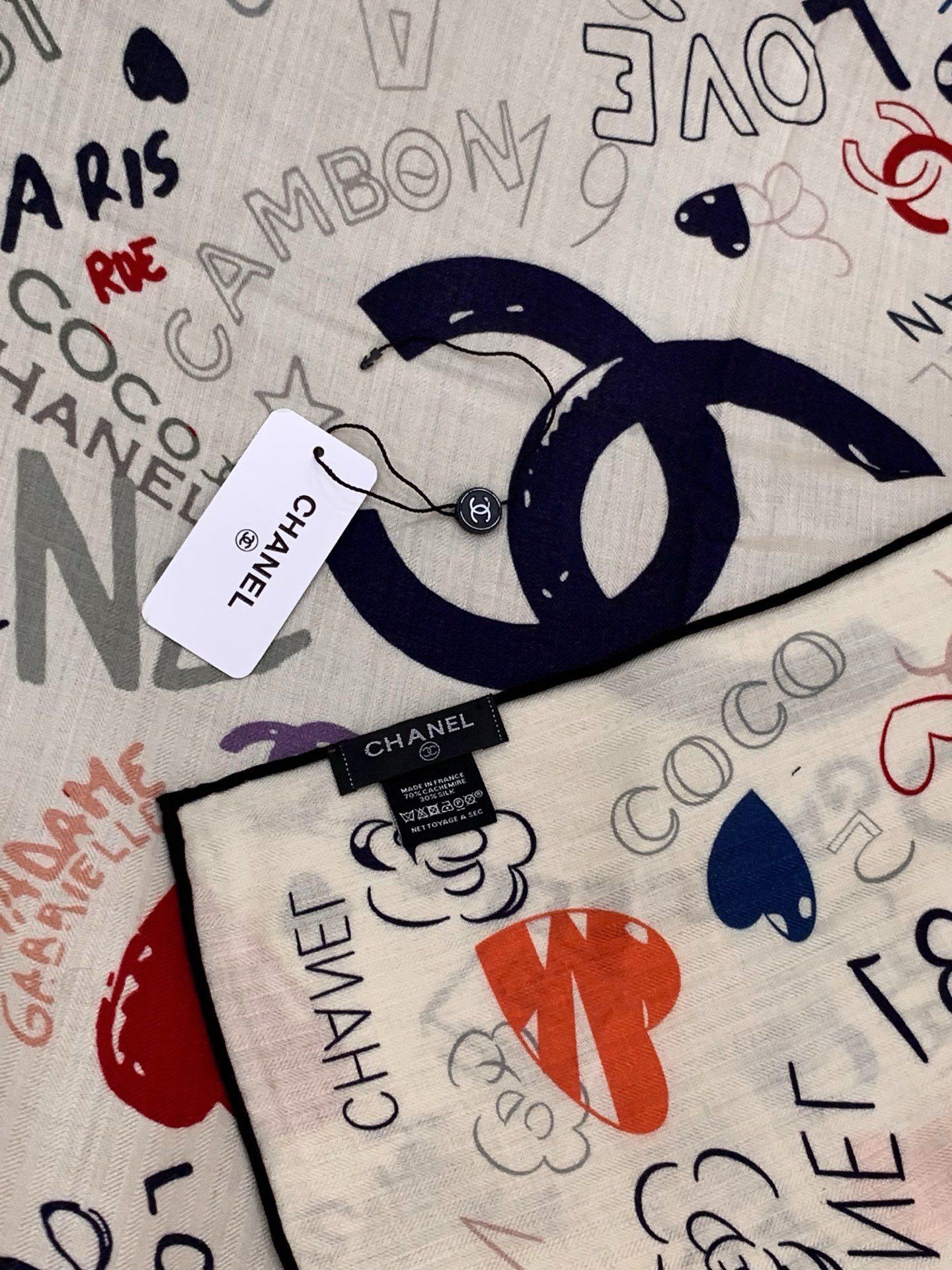 2025秋冬高级成衣系列～Chanel 【140双面同色丝绒披肩】此系列谱写一曲自由轻灵的赞歌本系列作品