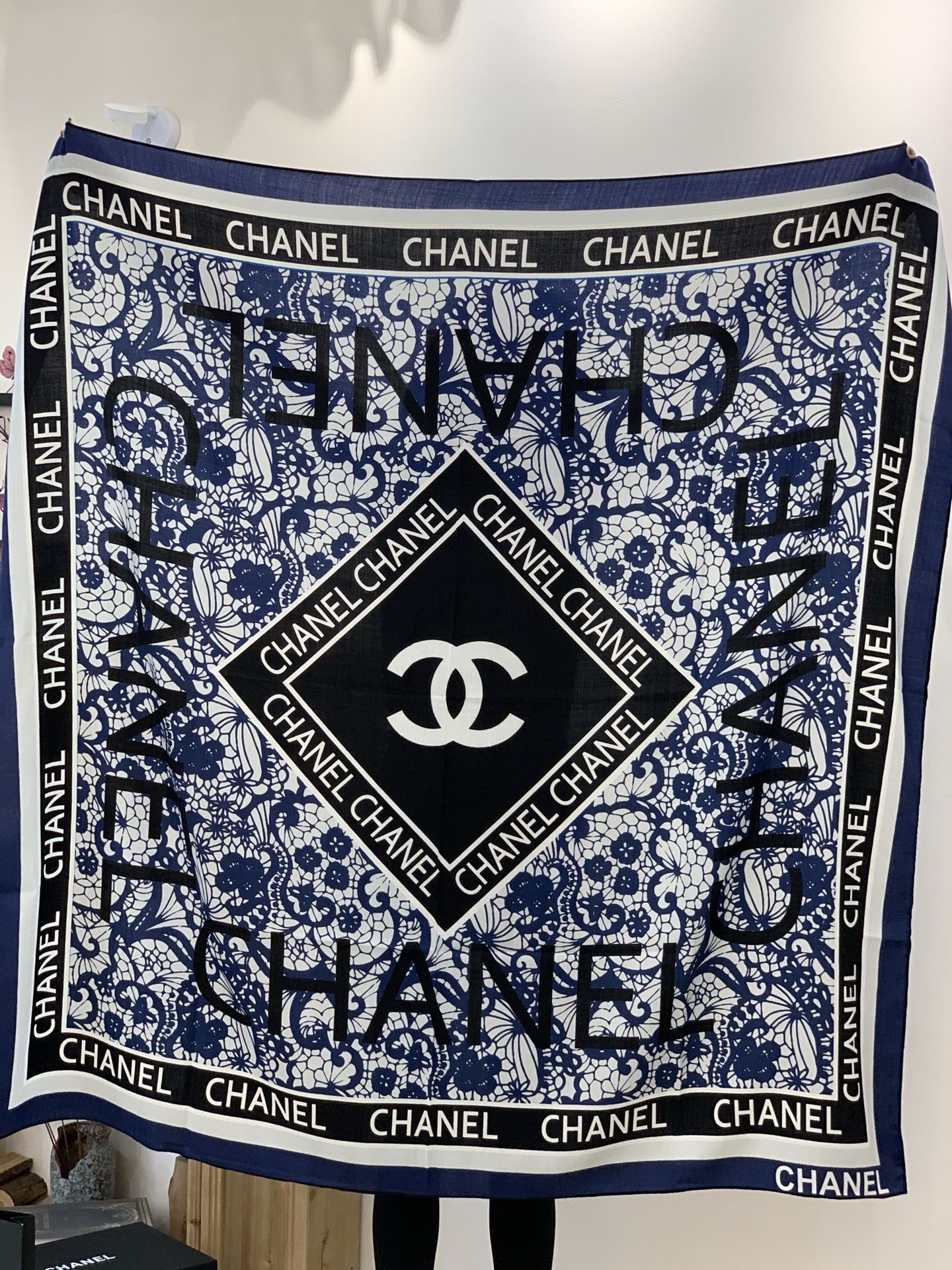 2025秋冬高级成衣系列～Chanel 【140双面同色丝绒披肩】此系列谱写一曲自由轻灵的赞歌本系列作品