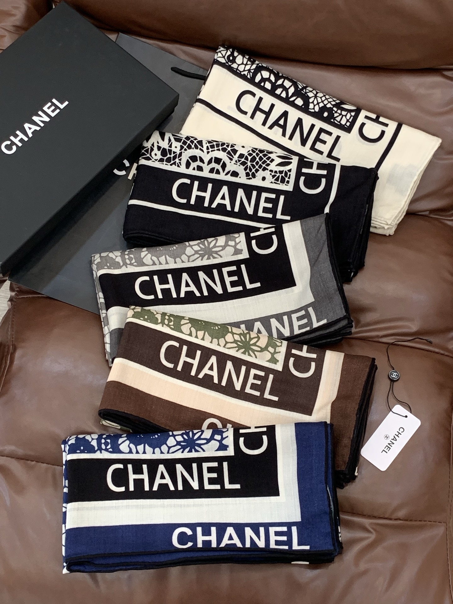 2025秋冬高级成衣系列～Chanel 【140双面同色丝绒披肩】此系列谱写一曲自由轻灵的赞歌本系列作品