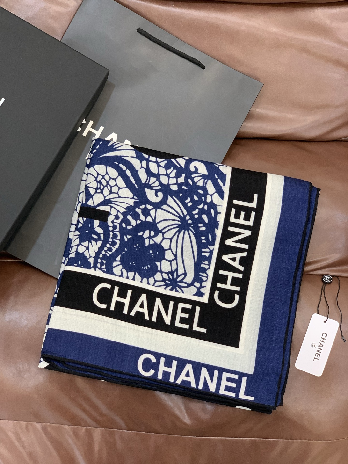 2025秋冬高级成衣系列～Chanel 【140双面同色丝绒披肩】此系列谱写一曲自由轻灵的赞歌本系列作品