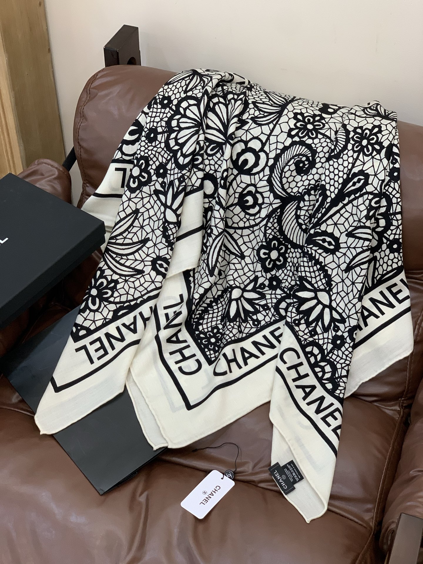 2025秋冬高级成衣系列～Chanel 【140双面同色丝绒披肩】此系列谱写一曲自由轻灵的赞歌本系列作品