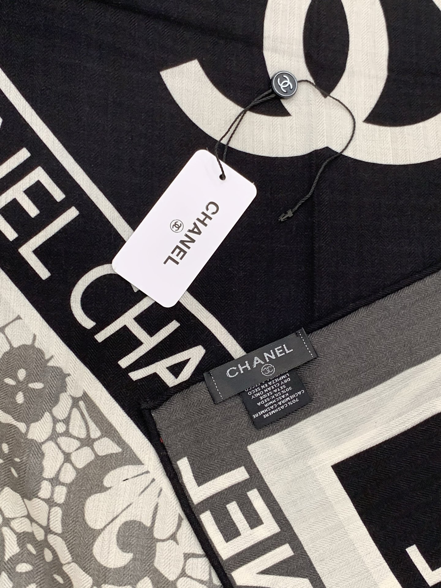 2025秋冬高级成衣系列～Chanel 【140双面同色丝绒披肩】此系列谱写一曲自由轻灵的赞歌本系列作品