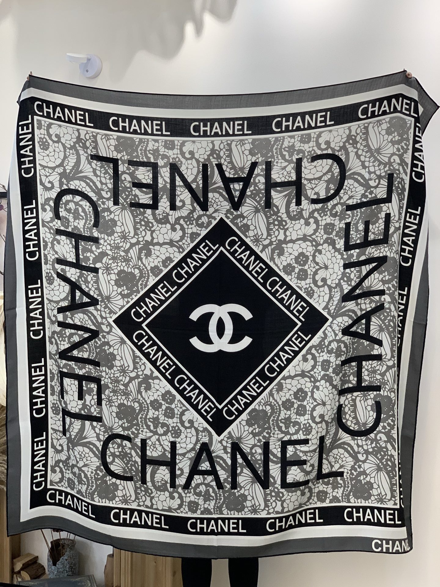 2025秋冬高级成衣系列～Chanel 【140双面同色丝绒披肩】此系列谱写一曲自由轻灵的赞歌本系列作品