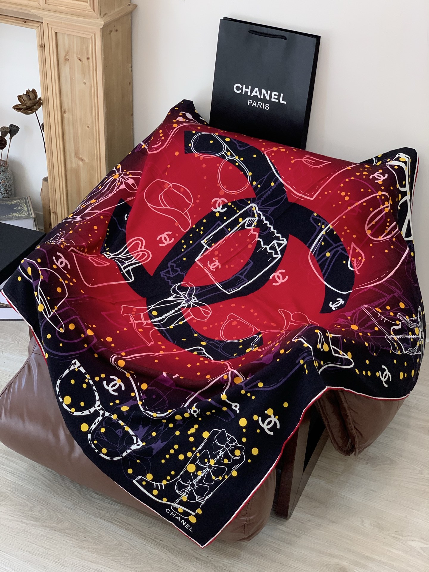 2025秋冬高级成衣系列～Chanel 【140双面同色丝绒披肩】此系列谱写一曲自由轻灵的赞歌本系列作品