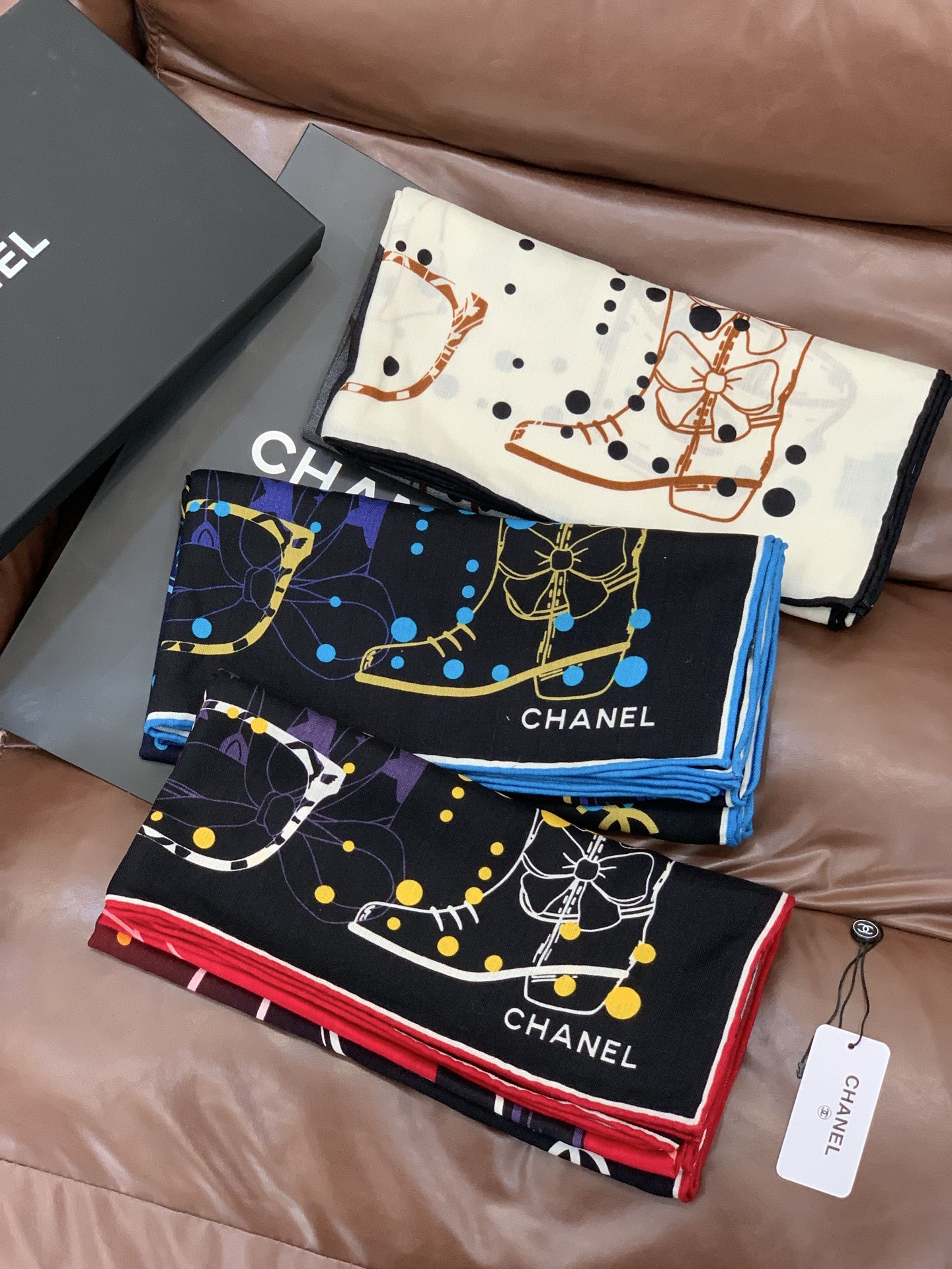 2025秋冬高级成衣系列～Chanel 【140双面同色丝绒披肩】此系列谱写一曲自由轻灵的赞歌本系列作品