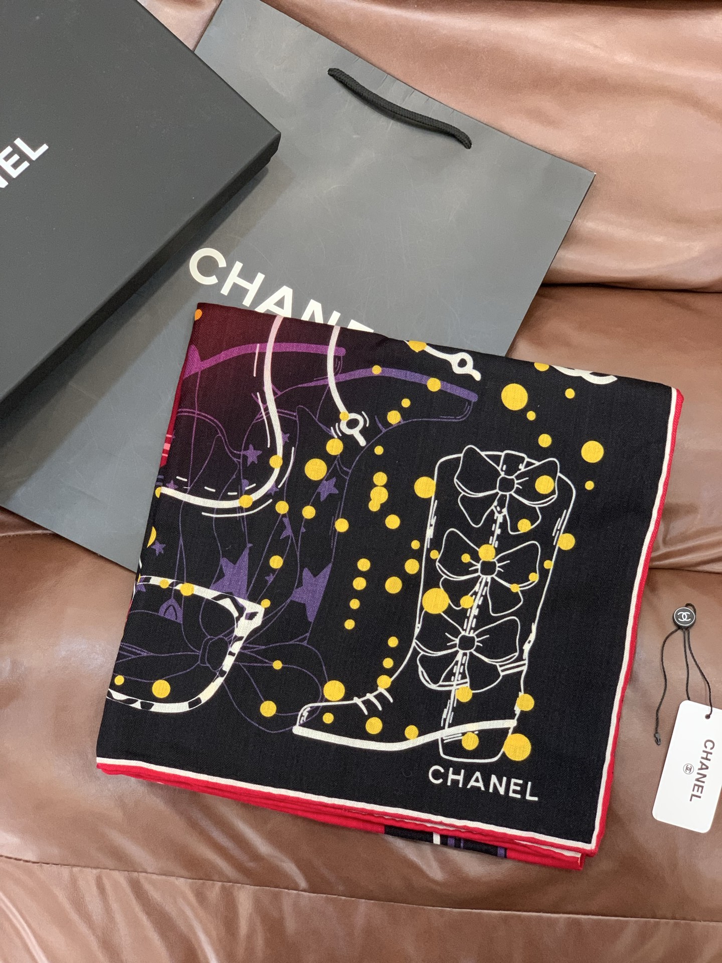 2025秋冬高级成衣系列～Chanel 【140双面同色丝绒披肩】此系列谱写一曲自由轻灵的赞歌本系列作品
