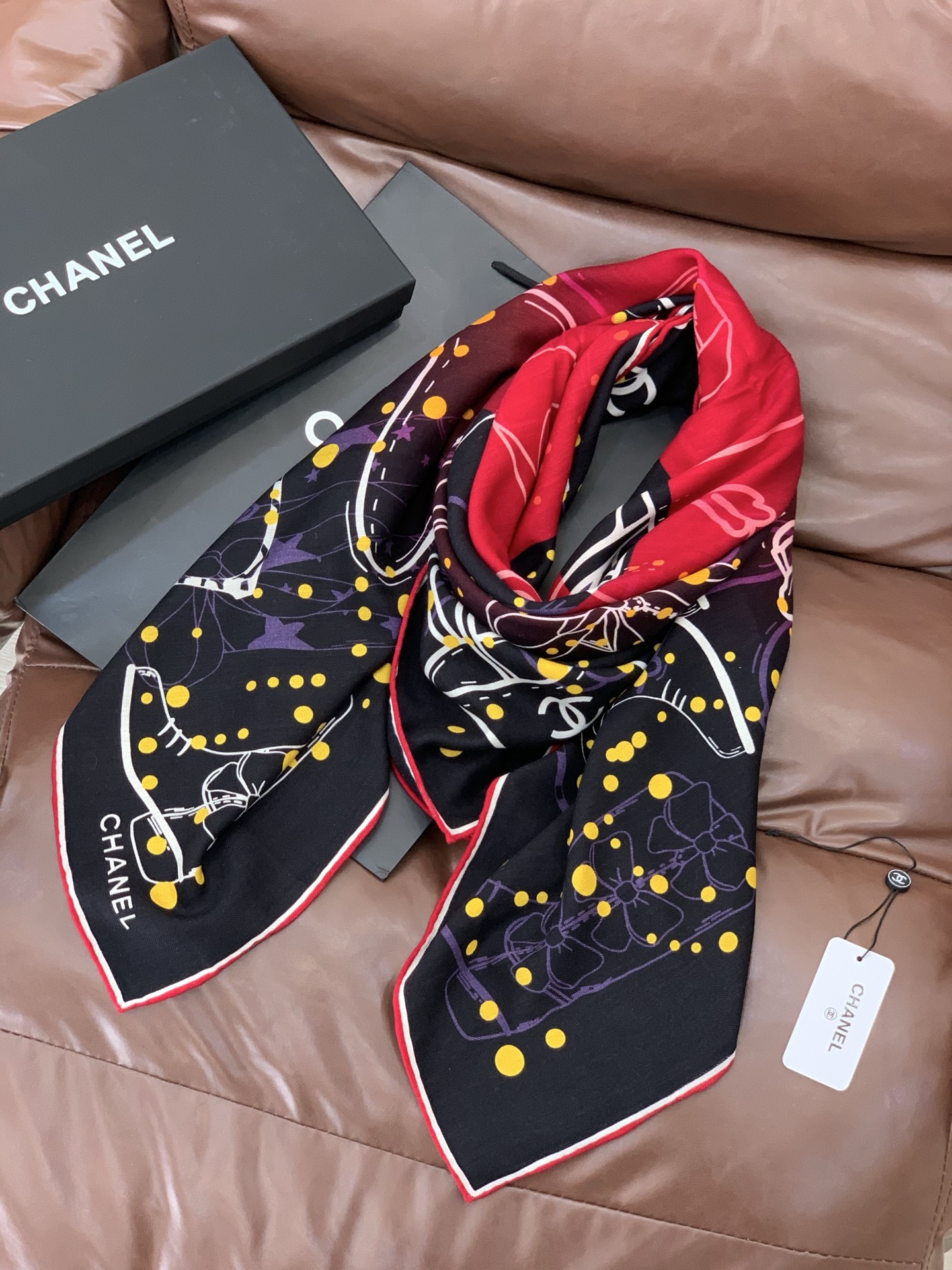 2025秋冬高级成衣系列～Chanel 【140双面同色丝绒披肩】此系列谱写一曲自由轻灵的赞歌本系列作品