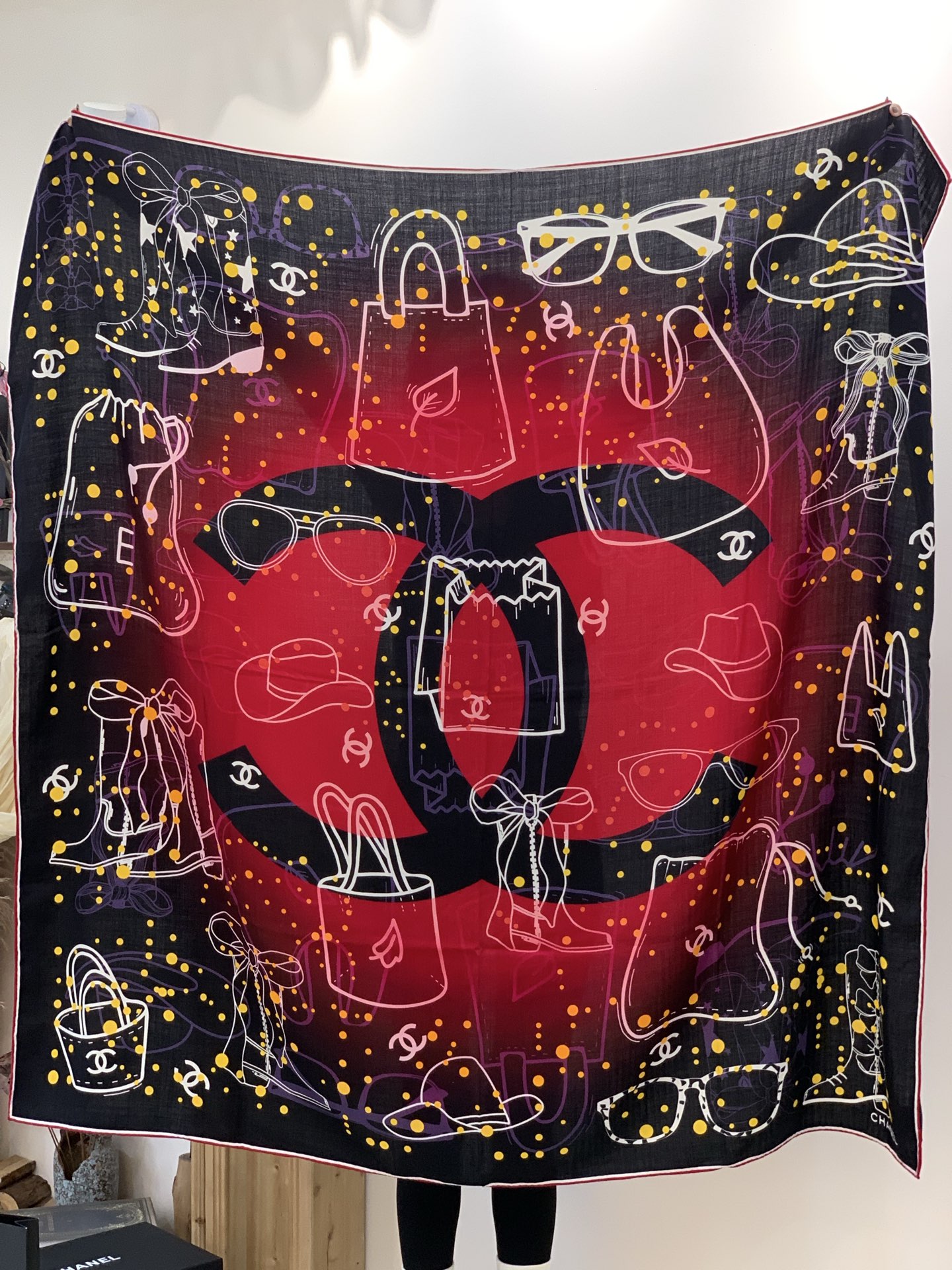 2025秋冬高级成衣系列～Chanel 【140双面同色丝绒披肩】此系列谱写一曲自由轻灵的赞歌本系列作品