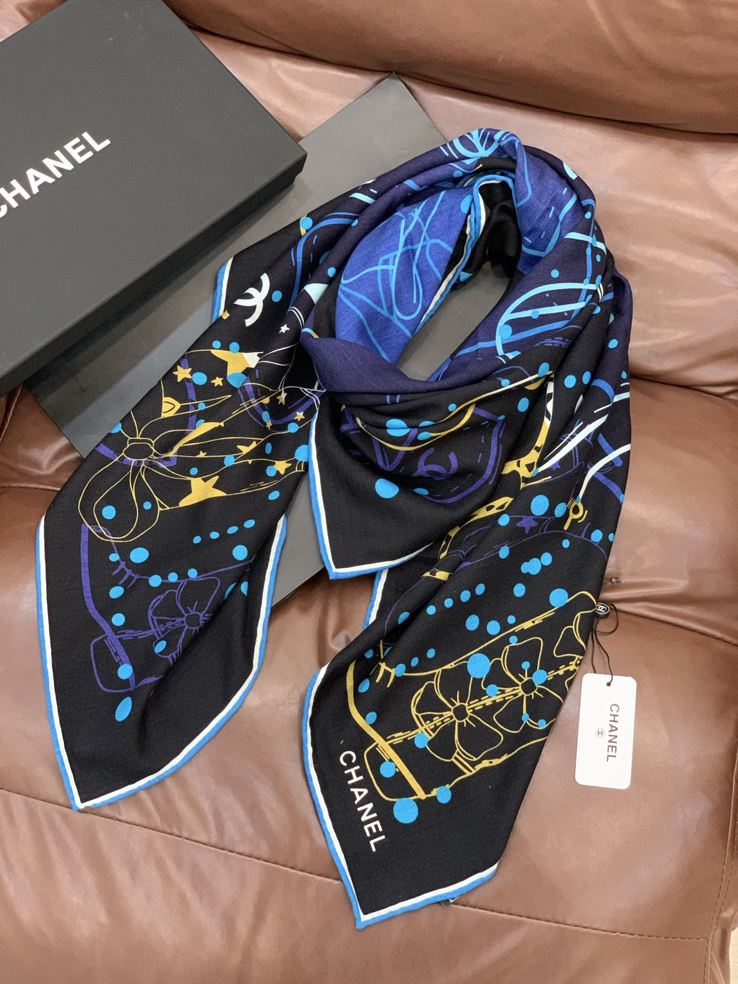 2025秋冬高级成衣系列～Chanel 【140双面同色丝绒披肩】此系列谱写一曲自由轻灵的赞歌本系列作品