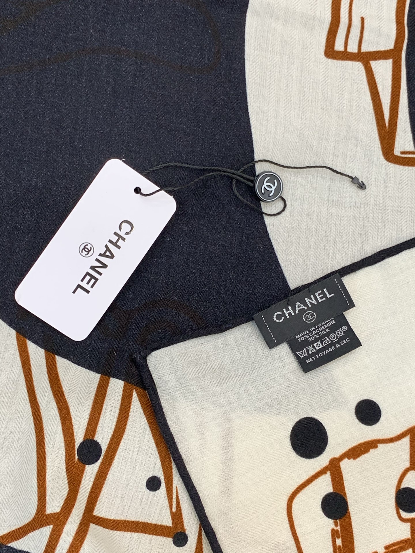 2025秋冬高级成衣系列～Chanel 【140双面同色丝绒披肩】此系列谱写一曲自由轻灵的赞歌本系列作品