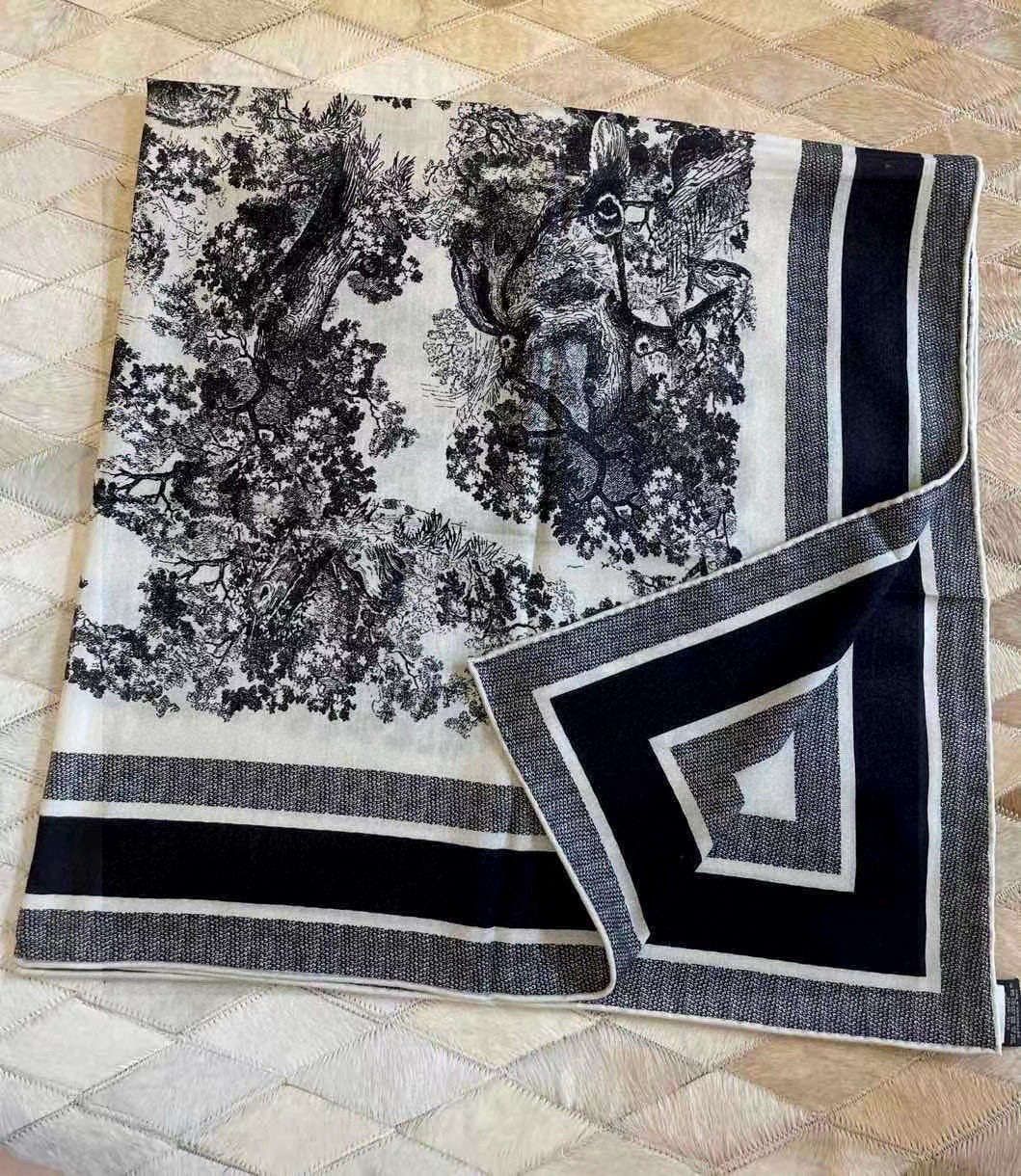 Dior ❤【️巴黎地图】黄金尺寸110*110双面同色丝绒方巾 不爱140繁复尺寸的姐妹可以选择110