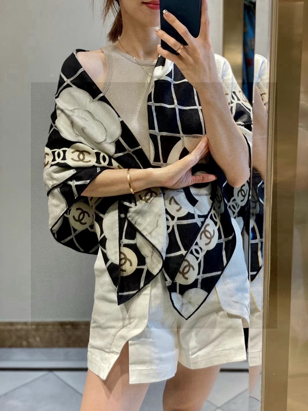 NO:581495,[Tribute to the classics] Coco Chanel Camellia No need for too many words, everyone who loves it will understand. This year we have upgraded all aspects, using gold size 110*110, the front and back are the same color. Create classics with quality, and keep the classics forever. Two-color ready-made high-version scarves, high-version scarves, chanel, gold19860909【致敬经典】 coco Chanel 山茶花  无需过多言语 爱的人都懂 今年我们升级各方面 选用黄金尺寸110*110 正反面同色 用品质成就经典,将经典永留存 二色现货高版本围巾,高版本围巾,chanel,gold,scarf