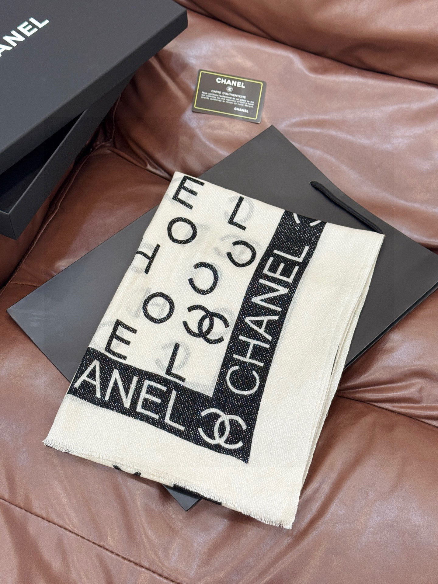 上新🌟 会发光发亮的围巾 💄💋新款客供银线💖羊绒面料长巾 😘美翻了[流泪]【银线双C图案】御用殿堂级极‼