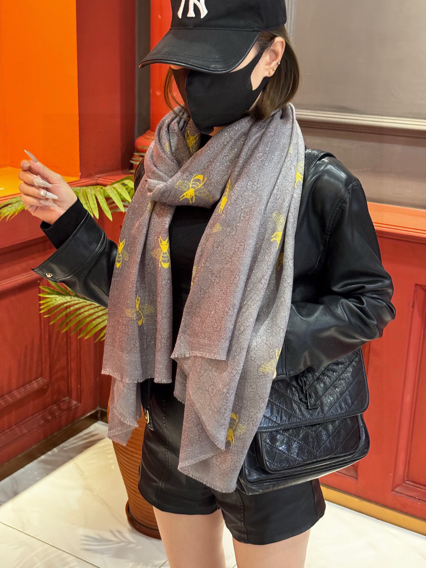 【会发光发亮的围巾】自带高级气场。气质时髦！！！】蜜蜂一直是Gucci钟爱的元素，上身很显年轻气质感！！