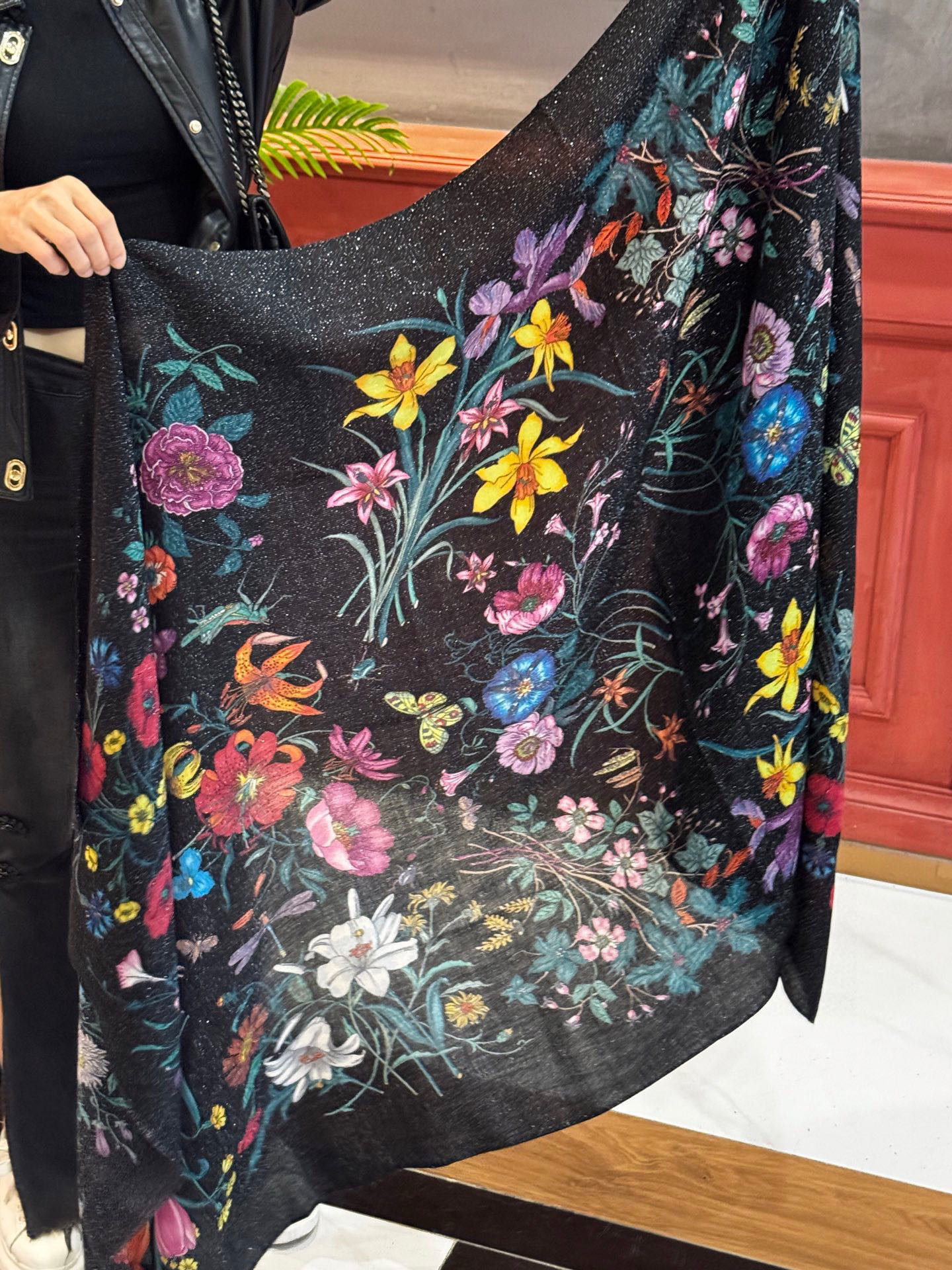 会发光发亮的围巾羊绒新款 🆕🆕🌈💫速度‼️下手一定要快‼️G家新款【花卉长巾】，高端 大爱 货极少 现在