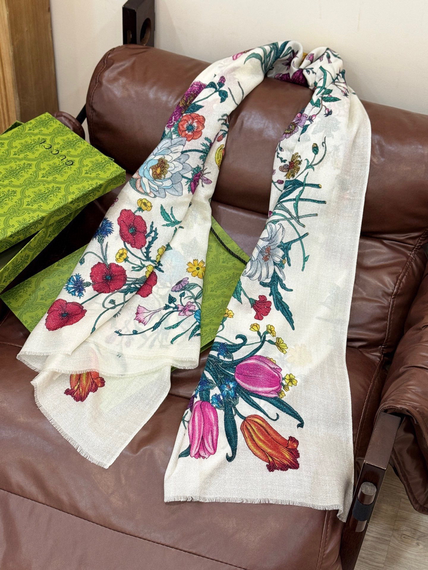 会发光发亮的围巾羊绒新款 🆕🆕🌈💫速度‼️下手一定要快‼️G家新款【花卉长巾】，高端 大爱 货极少 现在