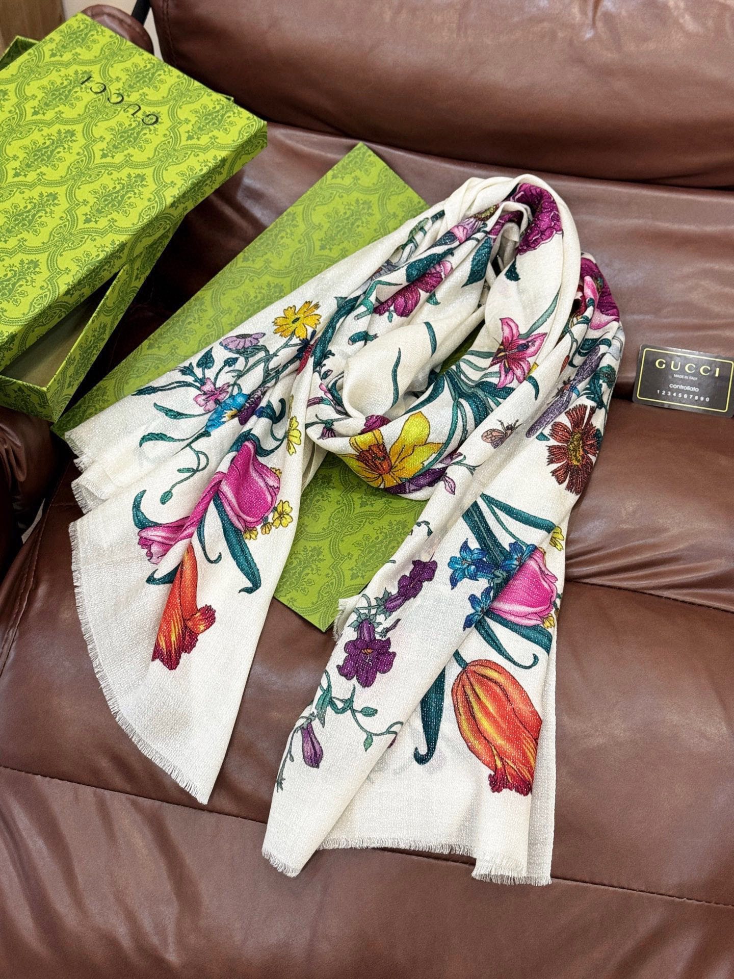 会发光发亮的围巾羊绒新款 🆕🆕🌈💫速度‼️下手一定要快‼️G家新款【花卉长巾】，高端 大爱 货极少 现在