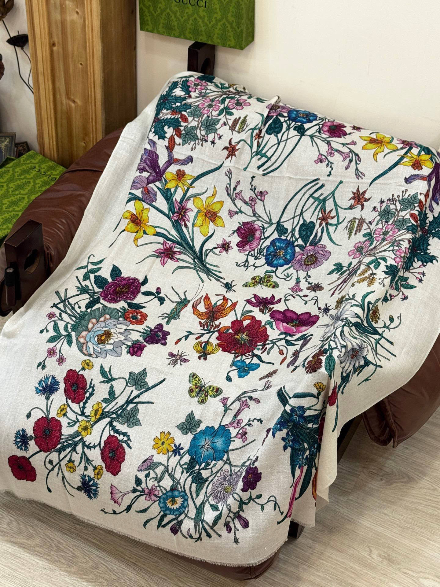 会发光发亮的围巾羊绒新款 🆕🆕🌈💫速度‼️下手一定要快‼️G家新款【花卉长巾】，高端 大爱 货极少 现在