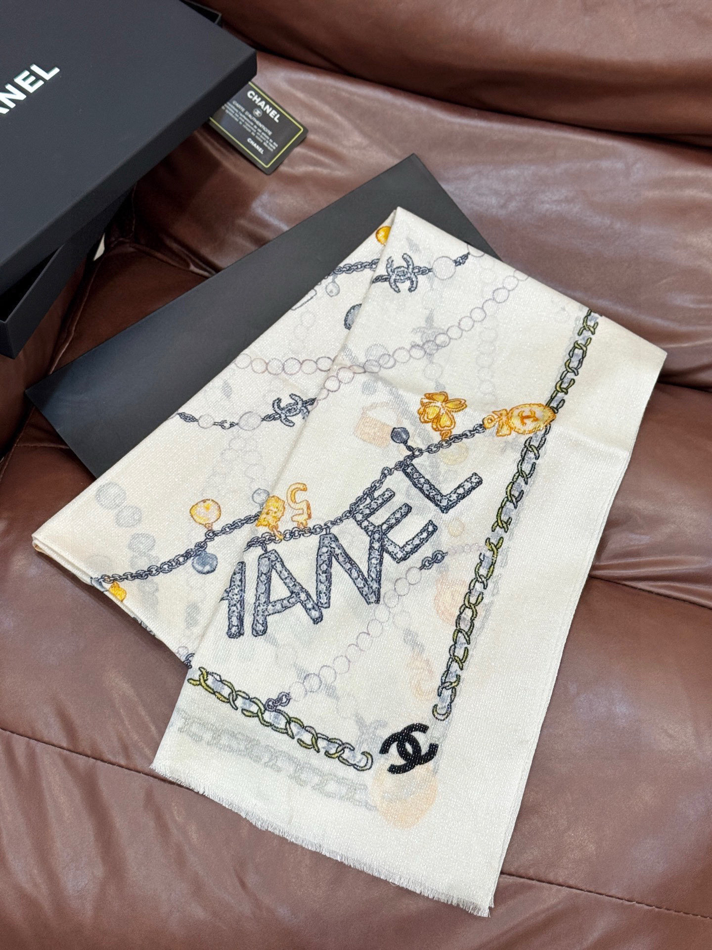 Chanel ~25秋冬新品～“珠光宝气”【会发光发亮的围巾】这款经典单品展现强大而迷人的女性魅力精髓。