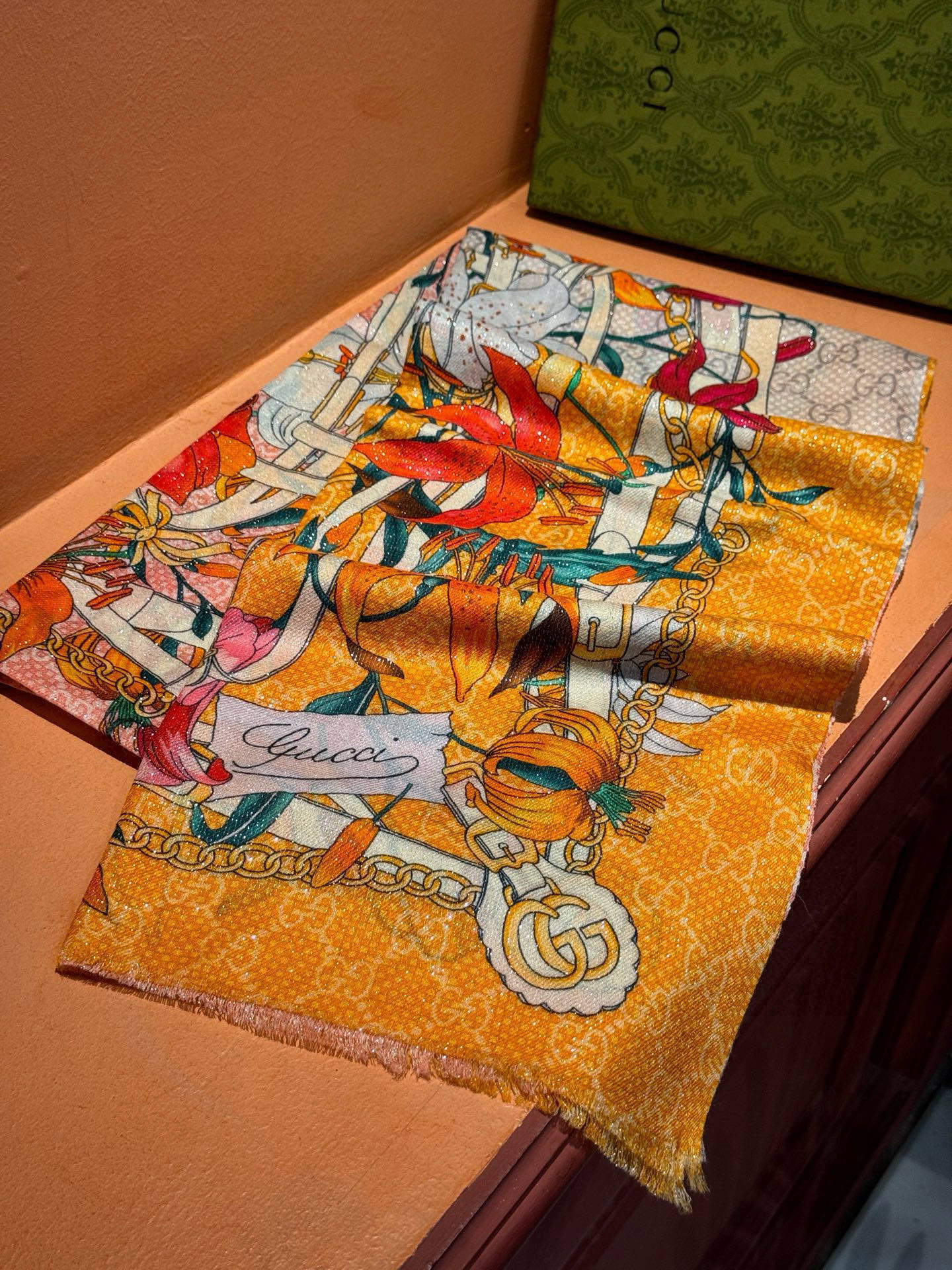 Gucci花卉羊绒围巾~超级抬气色！高级女人味！】羊绒围巾也能这么美！！！Gucci这款双面花卉羊绒围巾