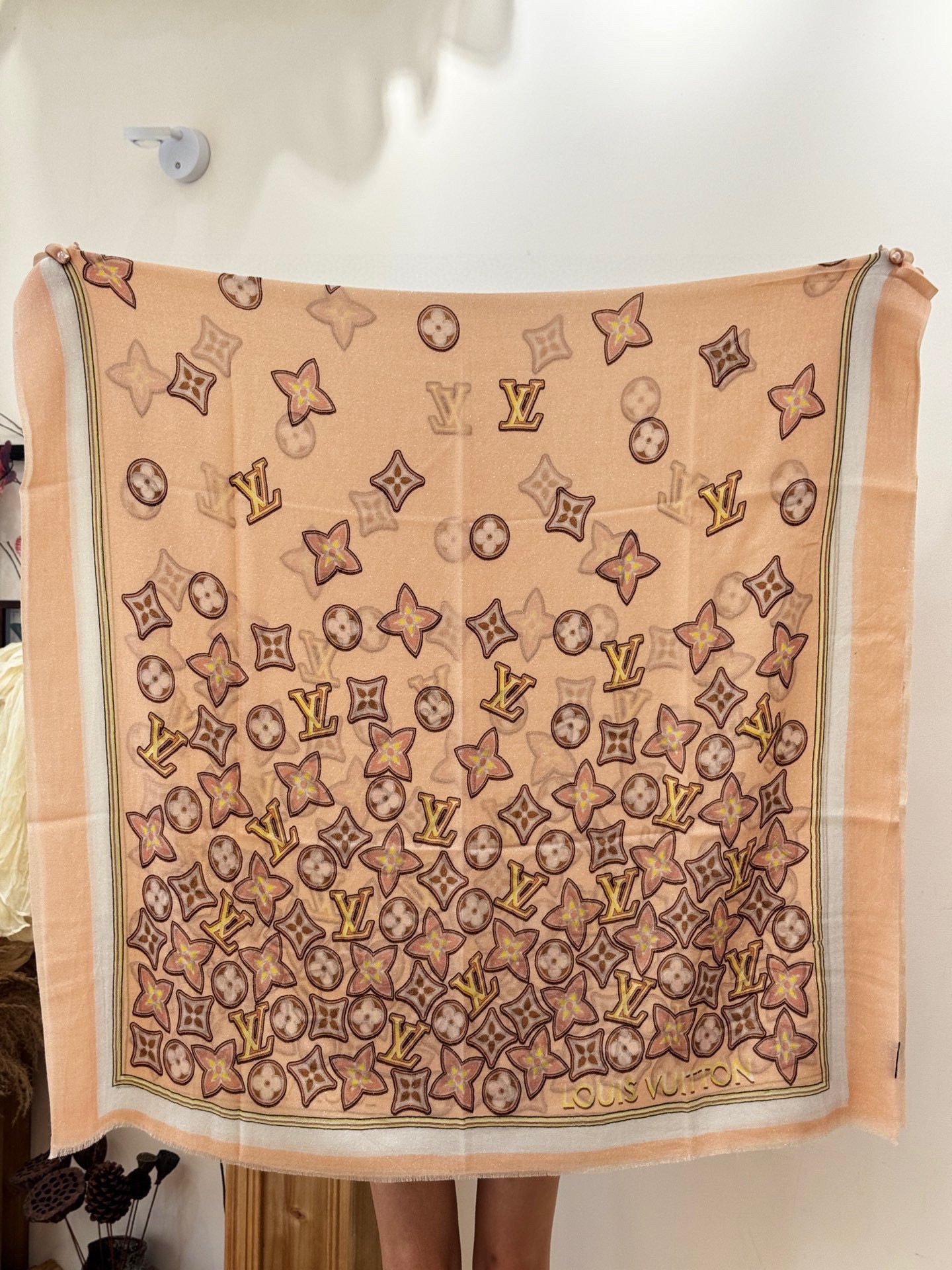 会发光发亮的围巾and Away 系列，致意路易威登的旅行传承。描绘 Monogram 载着路易威登手袋