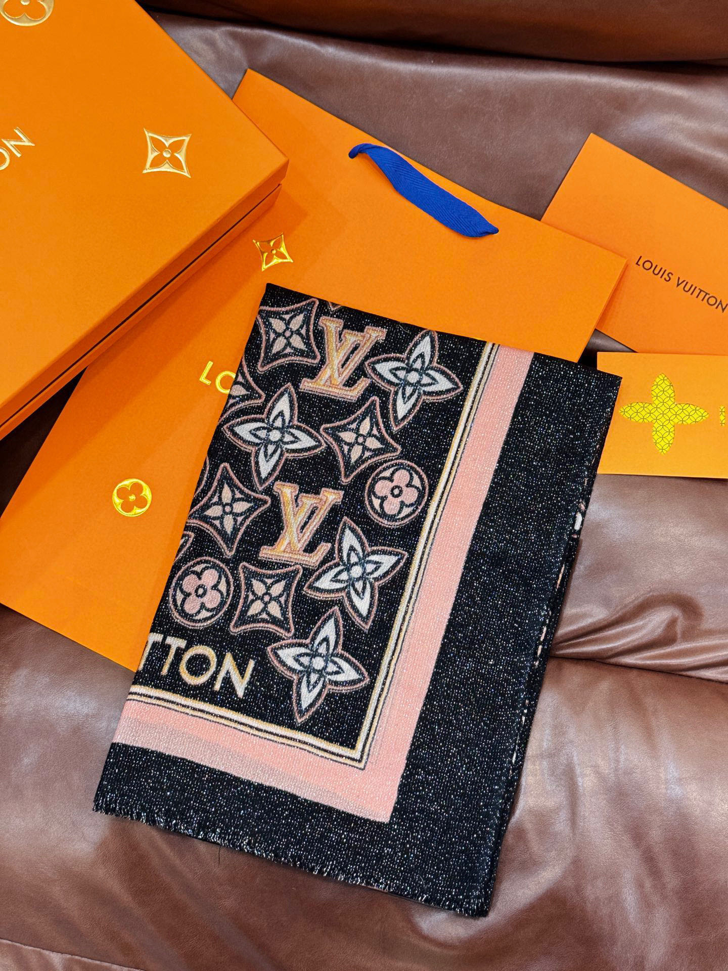 会发光发亮的围巾and Away 系列，致意路易威登的旅行传承。描绘 Monogram 载着路易威登手袋