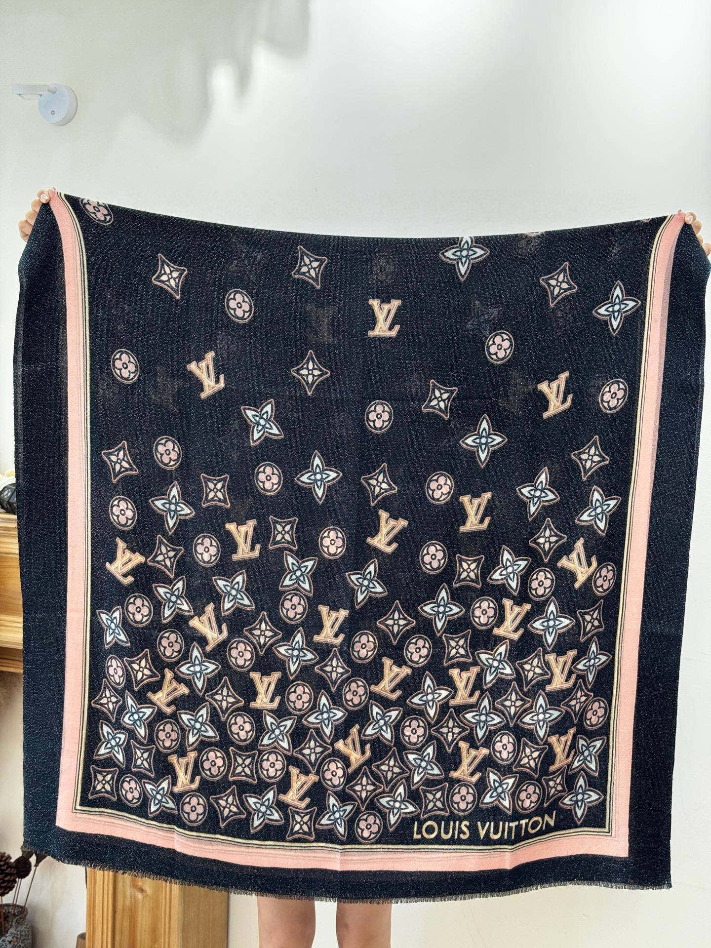 会发光发亮的围巾and Away 系列，致意路易威登的旅行传承。描绘 Monogram 载着路易威登手袋