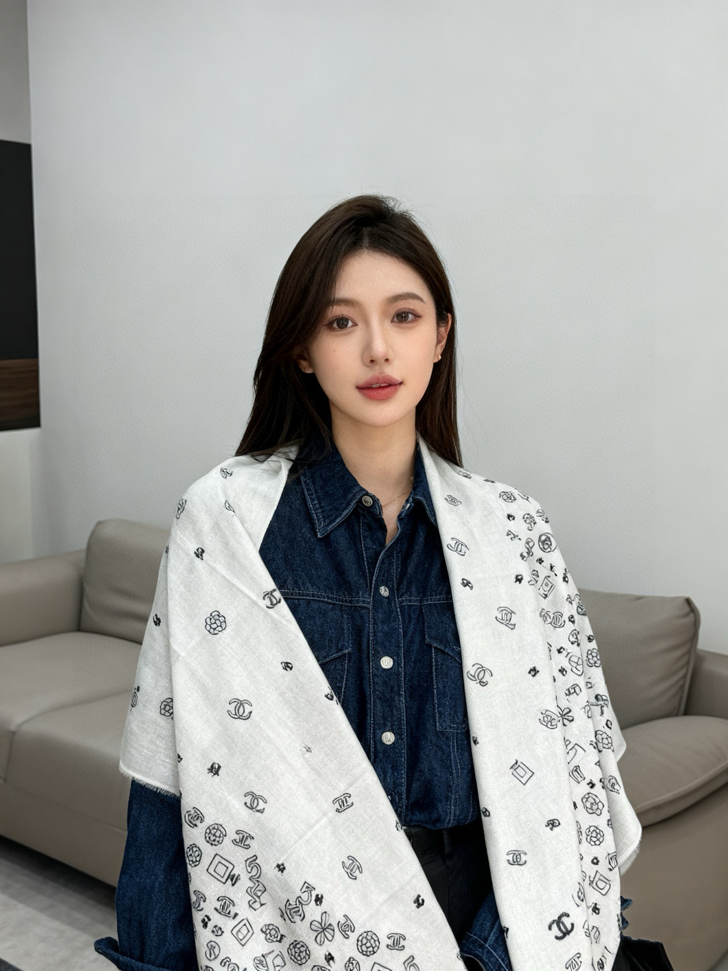 会发光发亮的围巾 💟CHANEL香奈儿经典元素设计优雅大方，绕在颈间超级完美💋💋简直人间的尤物😍 专柜品