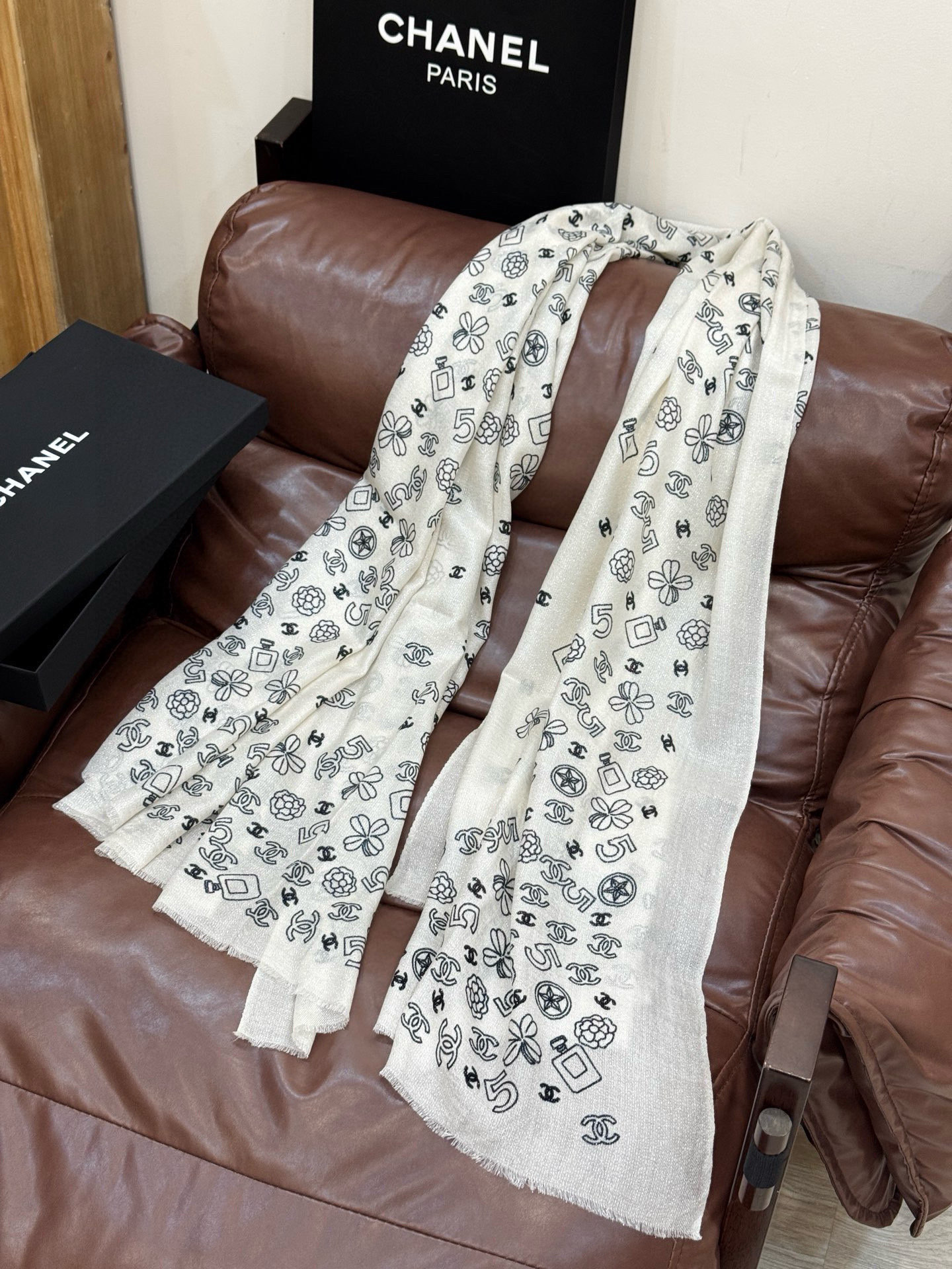 会发光发亮的围巾 💟CHANEL香奈儿经典元素设计优雅大方，绕在颈间超级完美💋💋简直人间的尤物😍 专柜品