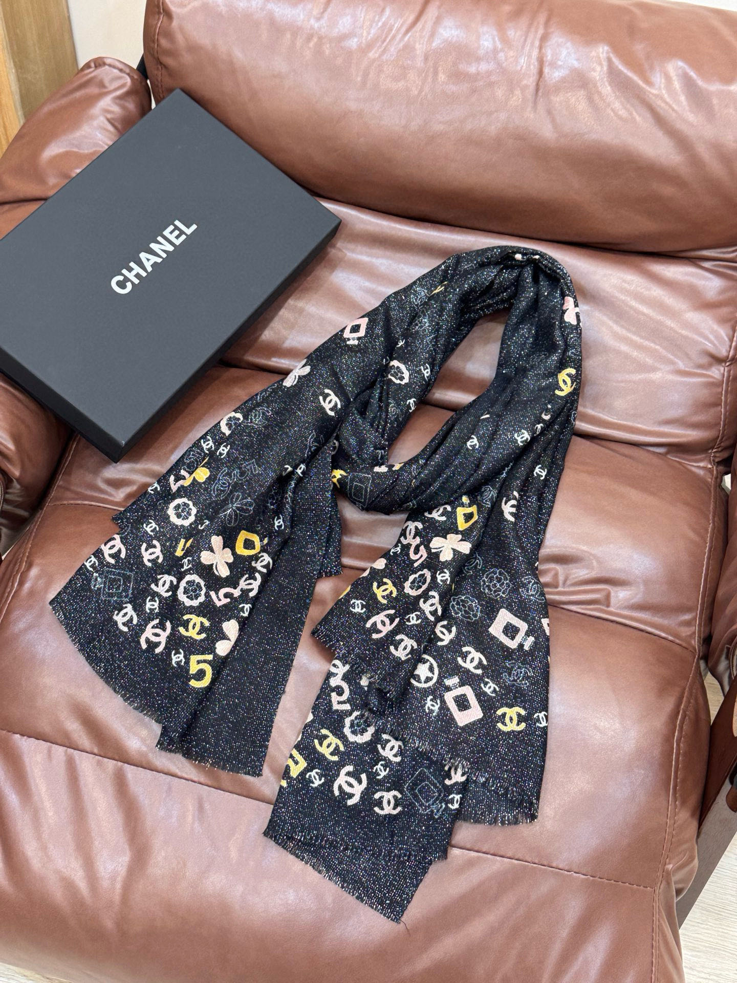 会发光发亮的围巾 💟CHANEL香奈儿经典元素设计优雅大方，绕在颈间超级完美💋💋简直人间的尤物😍 专柜品