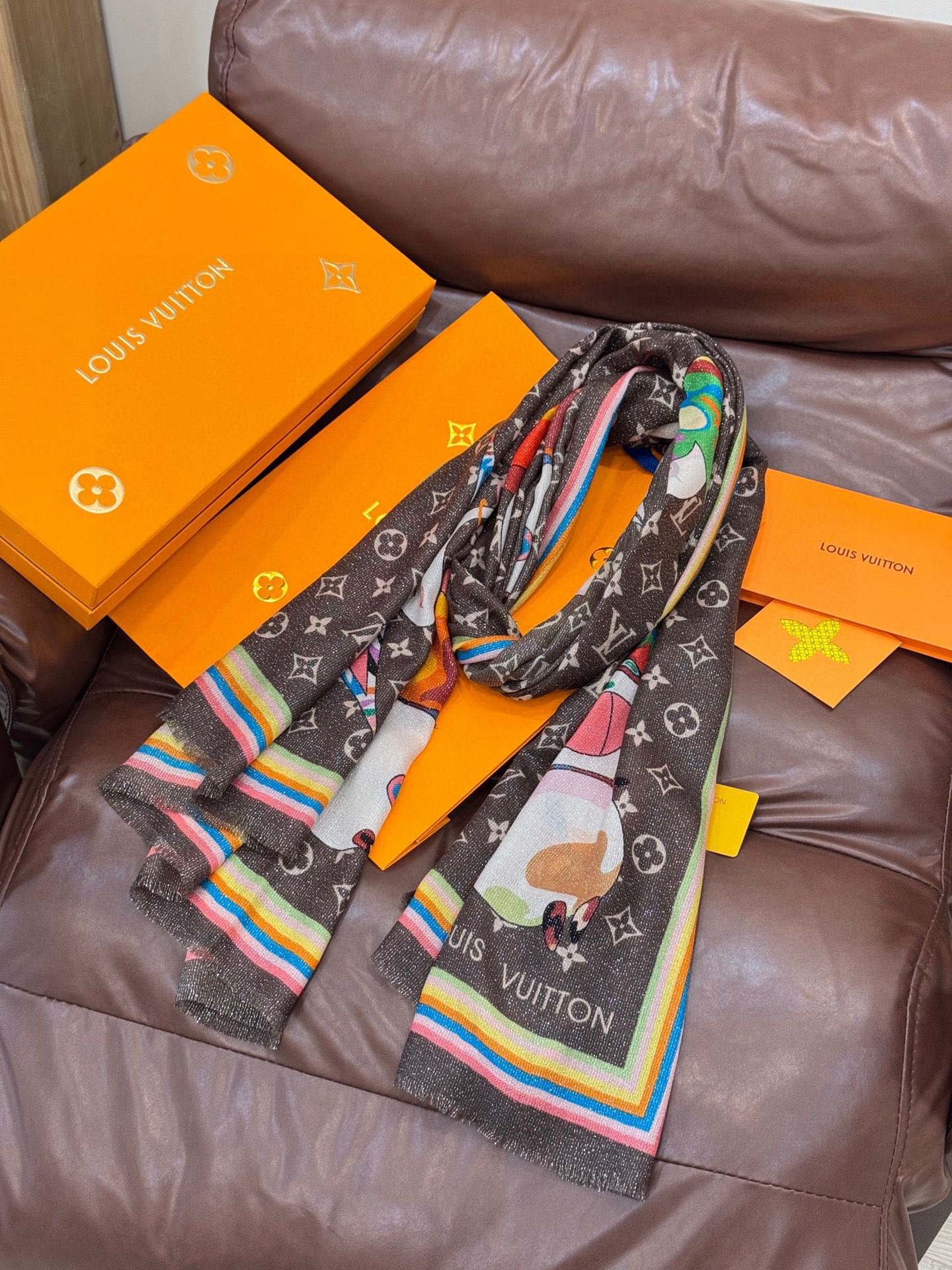 会发光发亮的围巾LV x TM Monogram SuPerflat Characters 丝绒方巾出自