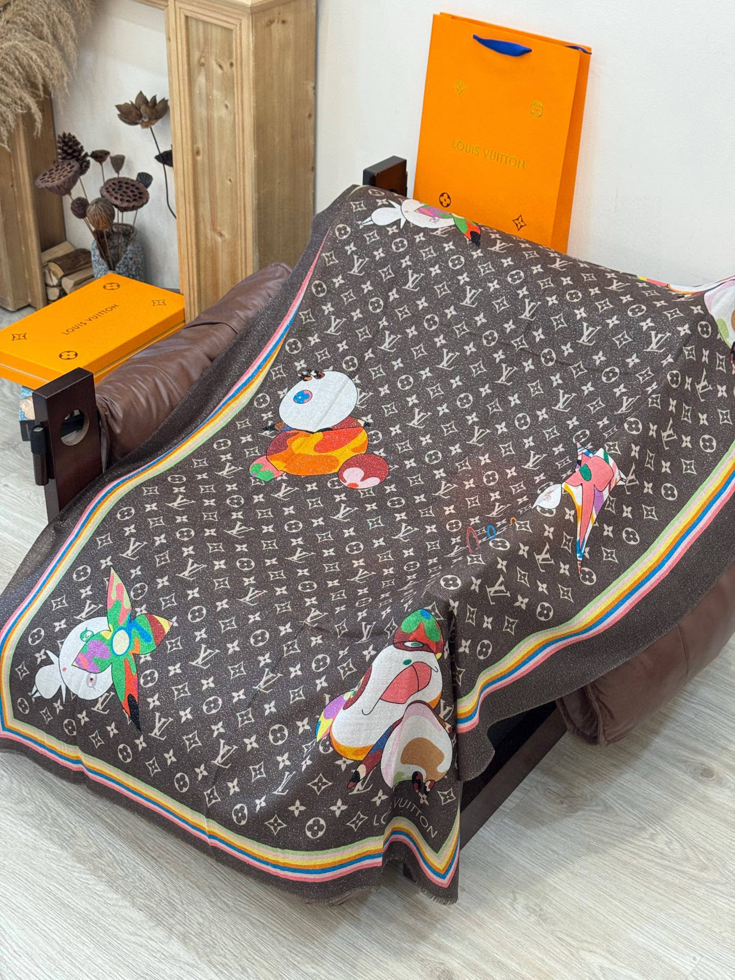 会发光发亮的围巾LV x TM Monogram SuPerflat Characters 丝绒方巾出自