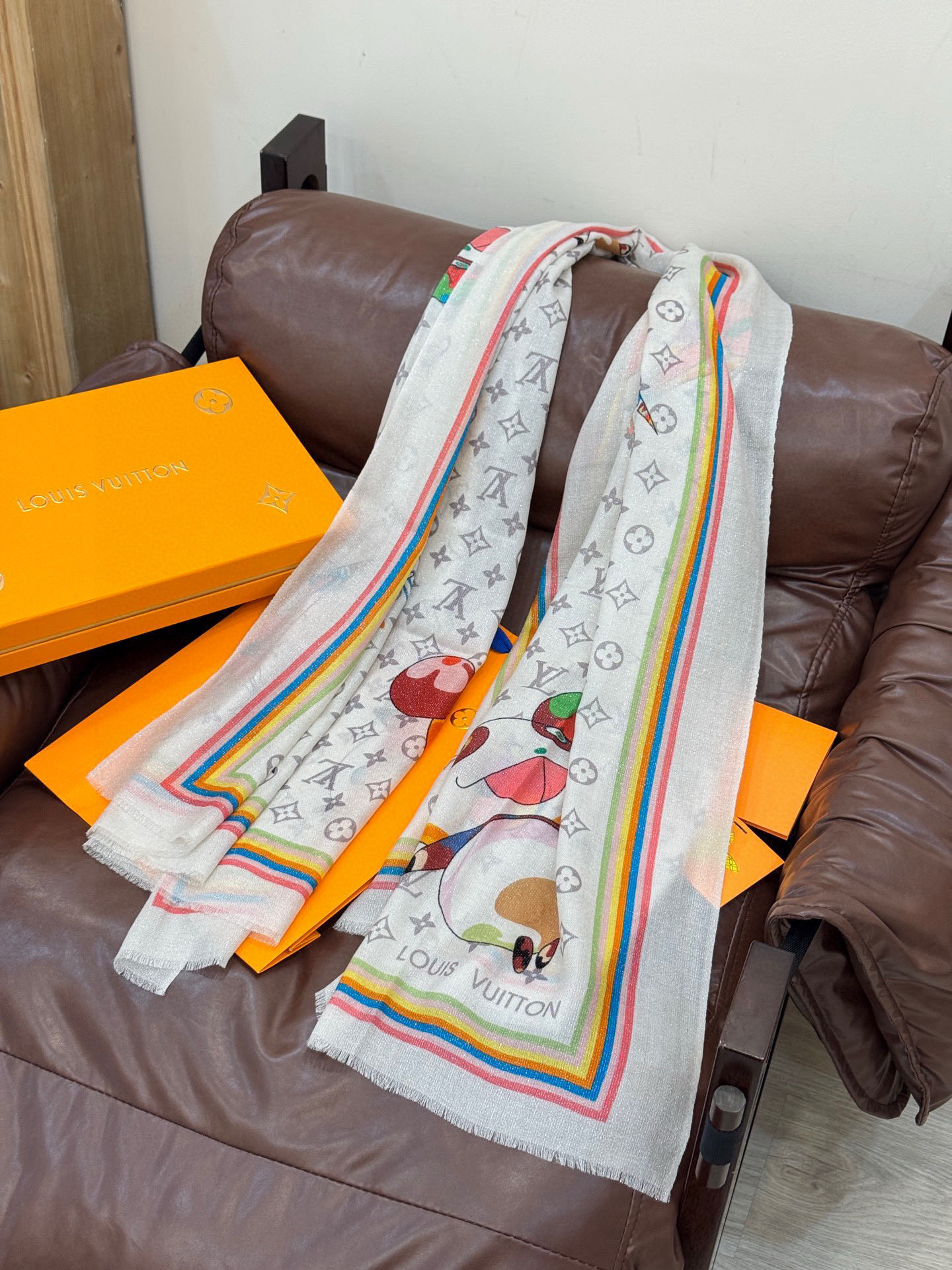 会发光发亮的围巾LV x TM Monogram SuPerflat Characters 丝绒方巾出自