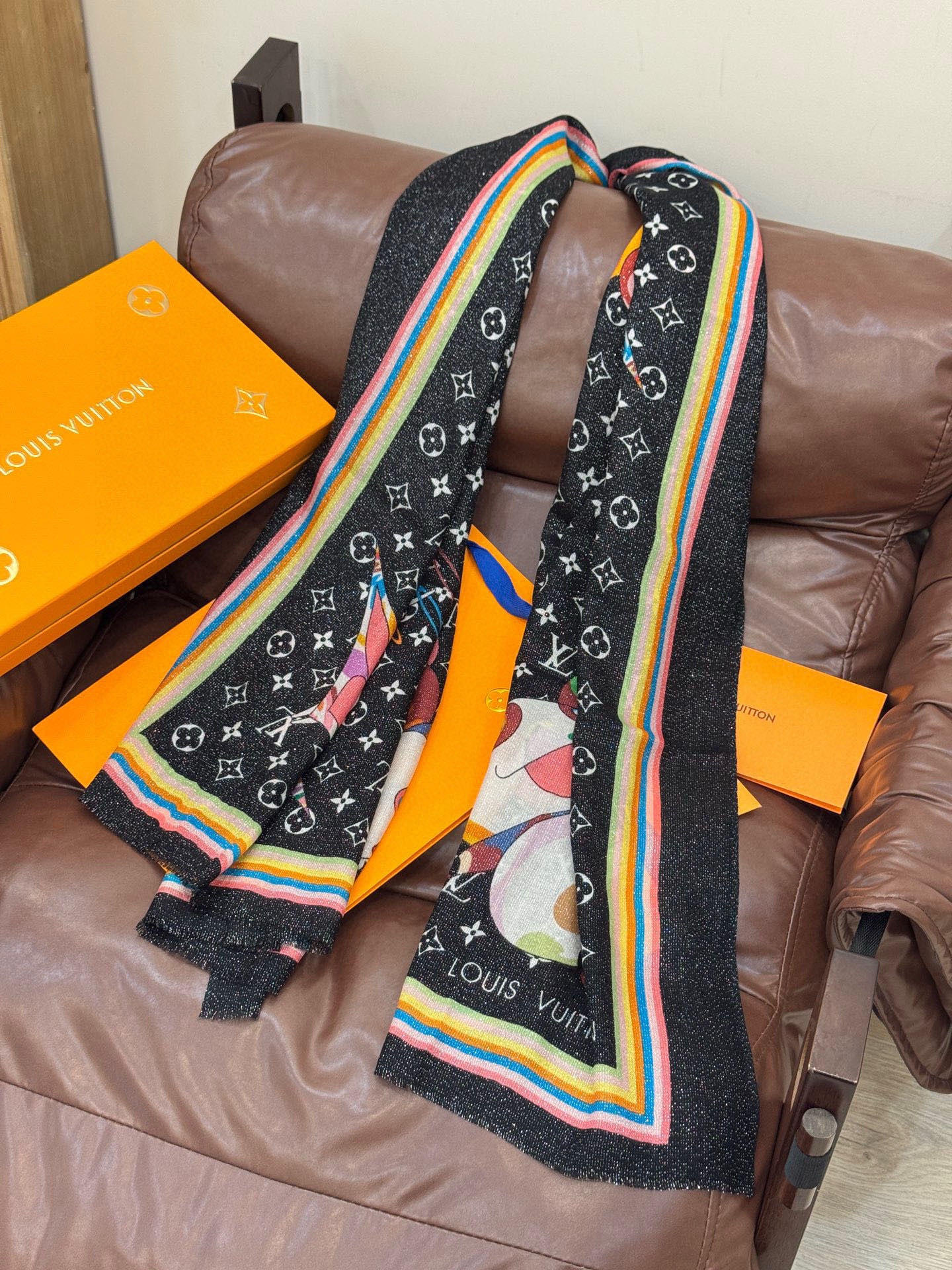 会发光发亮的围巾LV x TM Monogram SuPerflat Characters 丝绒方巾出自