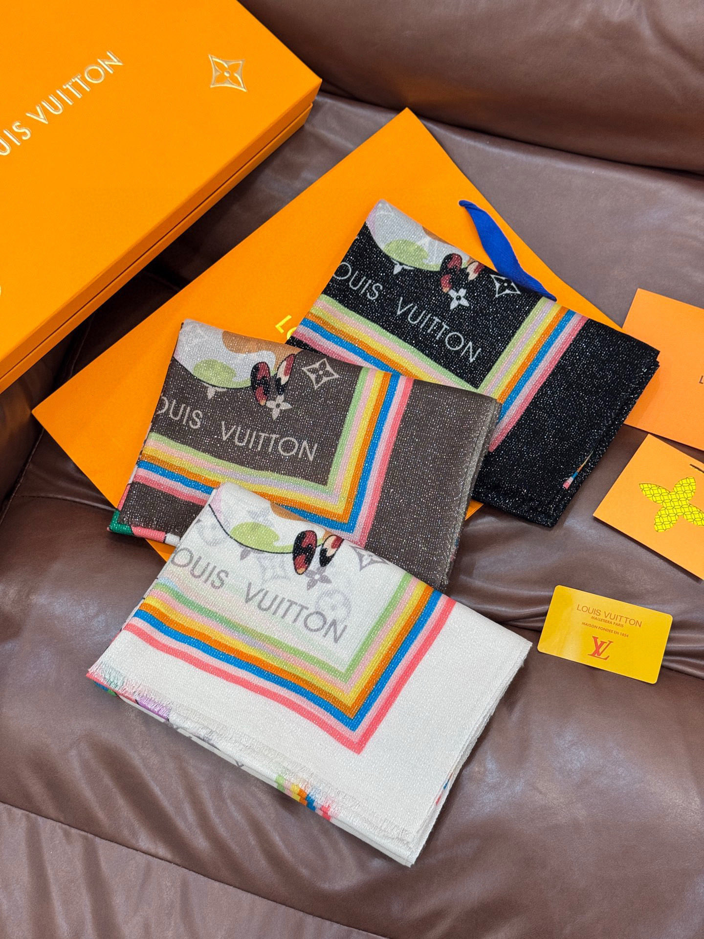 会发光发亮的围巾LV x TM Monogram SuPerflat Characters 丝绒方巾出自