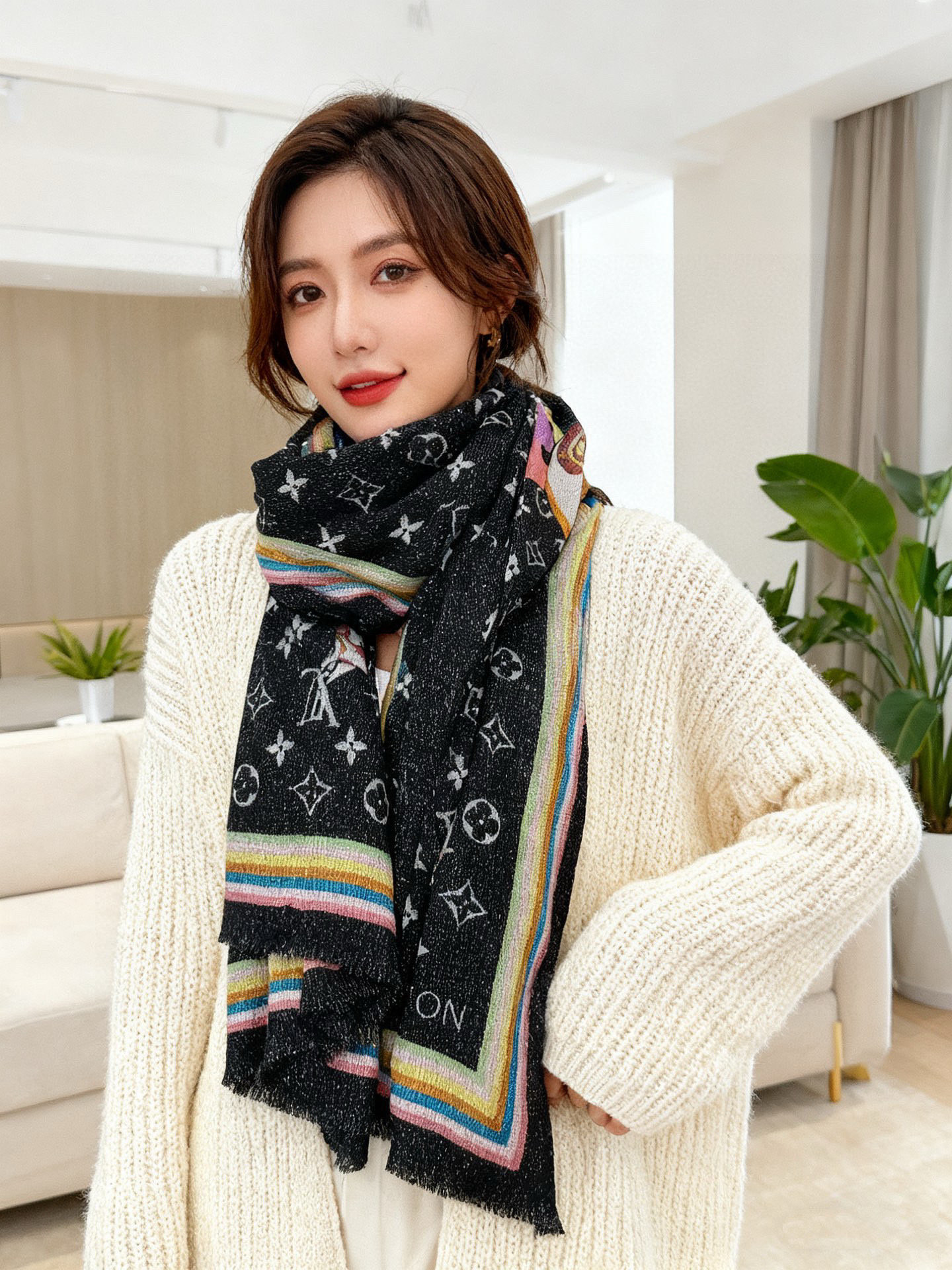 NO:581482,The luminous scarf LV x TM Monogram Superflat Characters velvet square scarf is from the Louis Vuitton x Takashi Murakami collaboration series. It uses a full-width Monogram pattern background to reflect the artist's anime-style panda image and its playmates, with contrasting edges and Louis Vuitton logo. The modern design can light up various 'superflat' image prints. Full-width Monogram inkjet printing Louis Vuitton logo size 100*200 high version scarf, high version scarf, louis  vuitton,louis vuitton19860909会发光发亮的围巾LV x TM Monogram Superflat Characters 丝绒方巾出自路易威登 x 村上隆合作系列,以全幅 Monogram 图案背景映衬艺术家笔下动漫风格的熊猫形象及其玩伴,搭配撞色边缘和路易威登标识.摩登设计可点亮各式“超扁平”形象印花 全幅 Monogram 喷墨印制 路易威登标识 尺寸100*200高版本围巾,高版本围巾,louis vuitton,louis vuitton,scarf